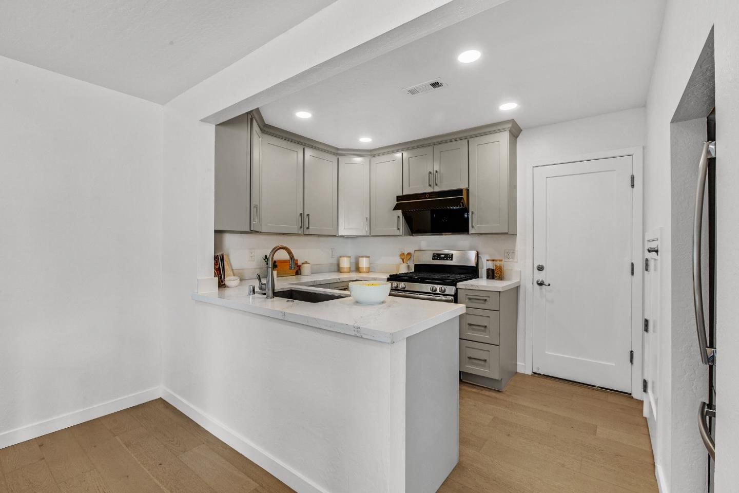 Detail Gallery Image 12 of 33 For 1646 Belleville Way, Sunnyvale,  CA 94087 - 3 Beds | 2/1 Baths