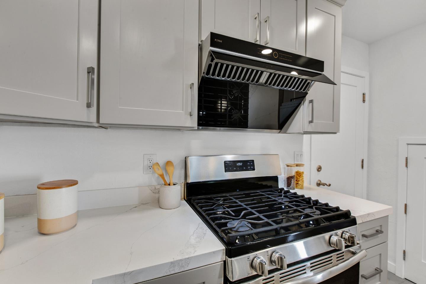 Detail Gallery Image 14 of 33 For 1646 Belleville Way, Sunnyvale,  CA 94087 - 3 Beds | 2/1 Baths