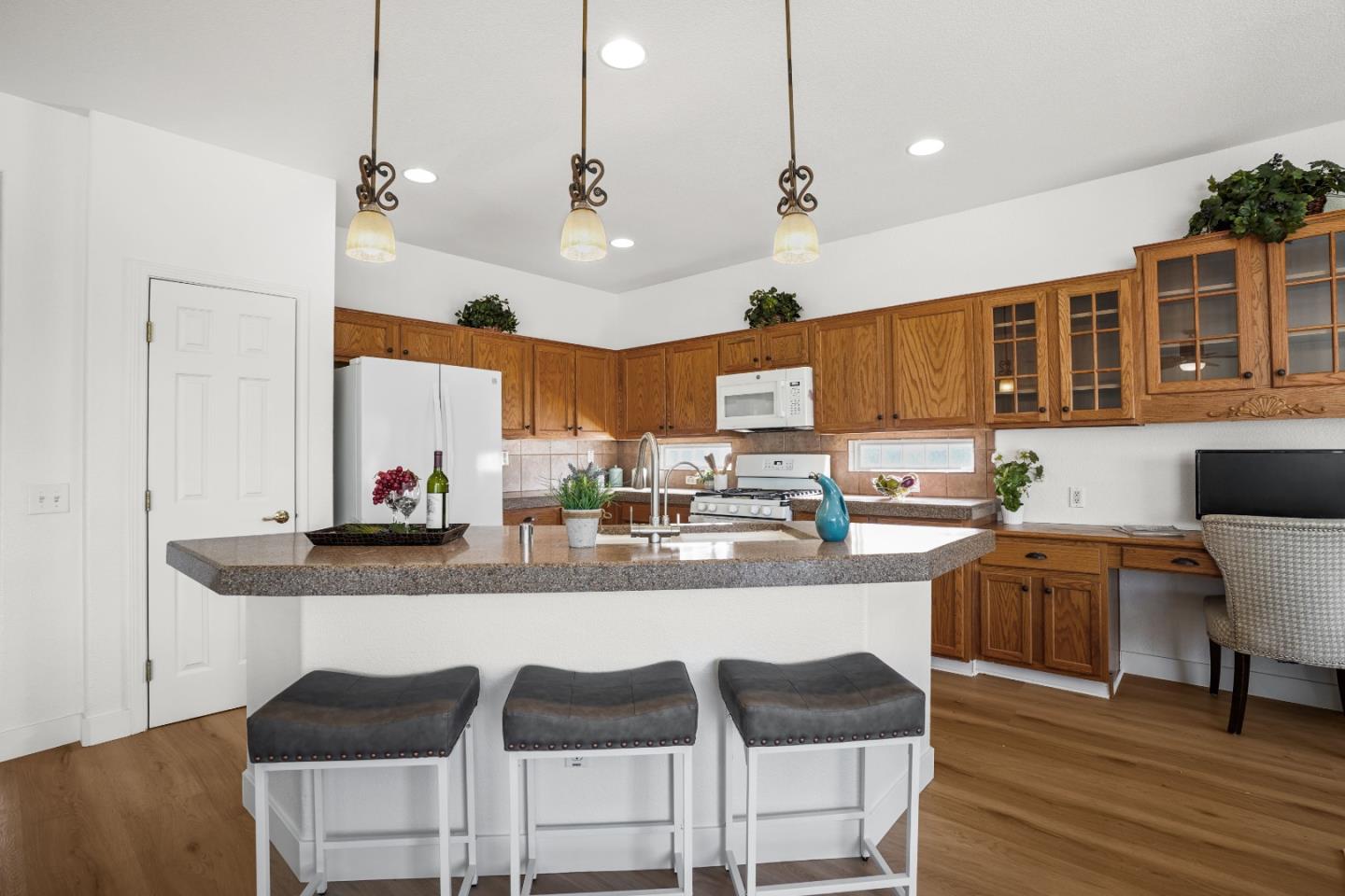 Detail Gallery Image 10 of 44 For 9942 Valderama Way, Sacramento,  CA 95829 - 3 Beds | 2 Baths