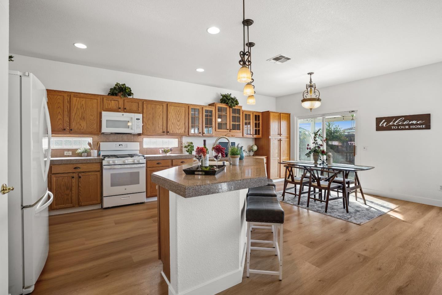 Detail Gallery Image 11 of 44 For 9942 Valderama Way, Sacramento,  CA 95829 - 3 Beds | 2 Baths