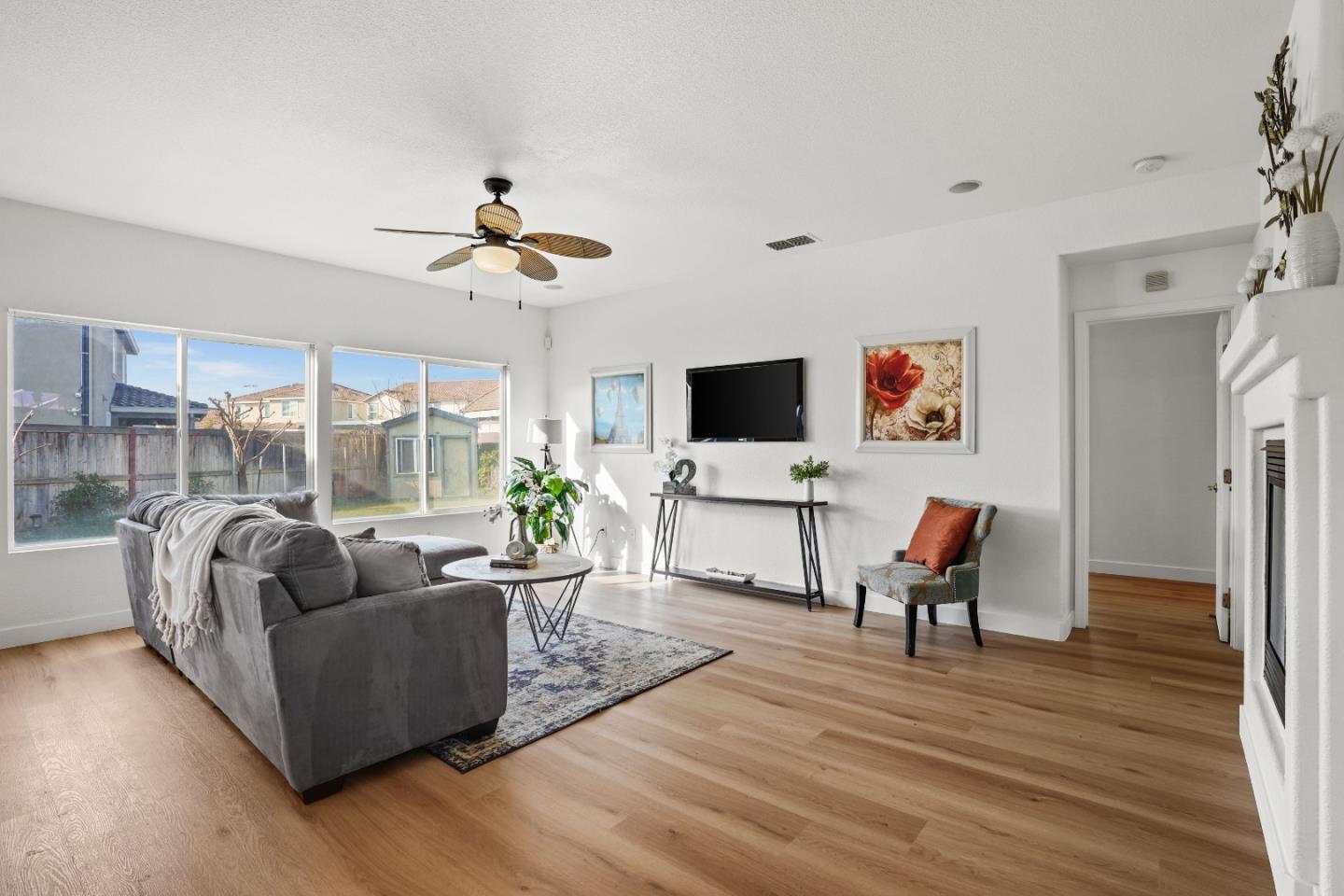 Detail Gallery Image 3 of 44 For 9942 Valderama Way, Sacramento,  CA 95829 - 3 Beds | 2 Baths