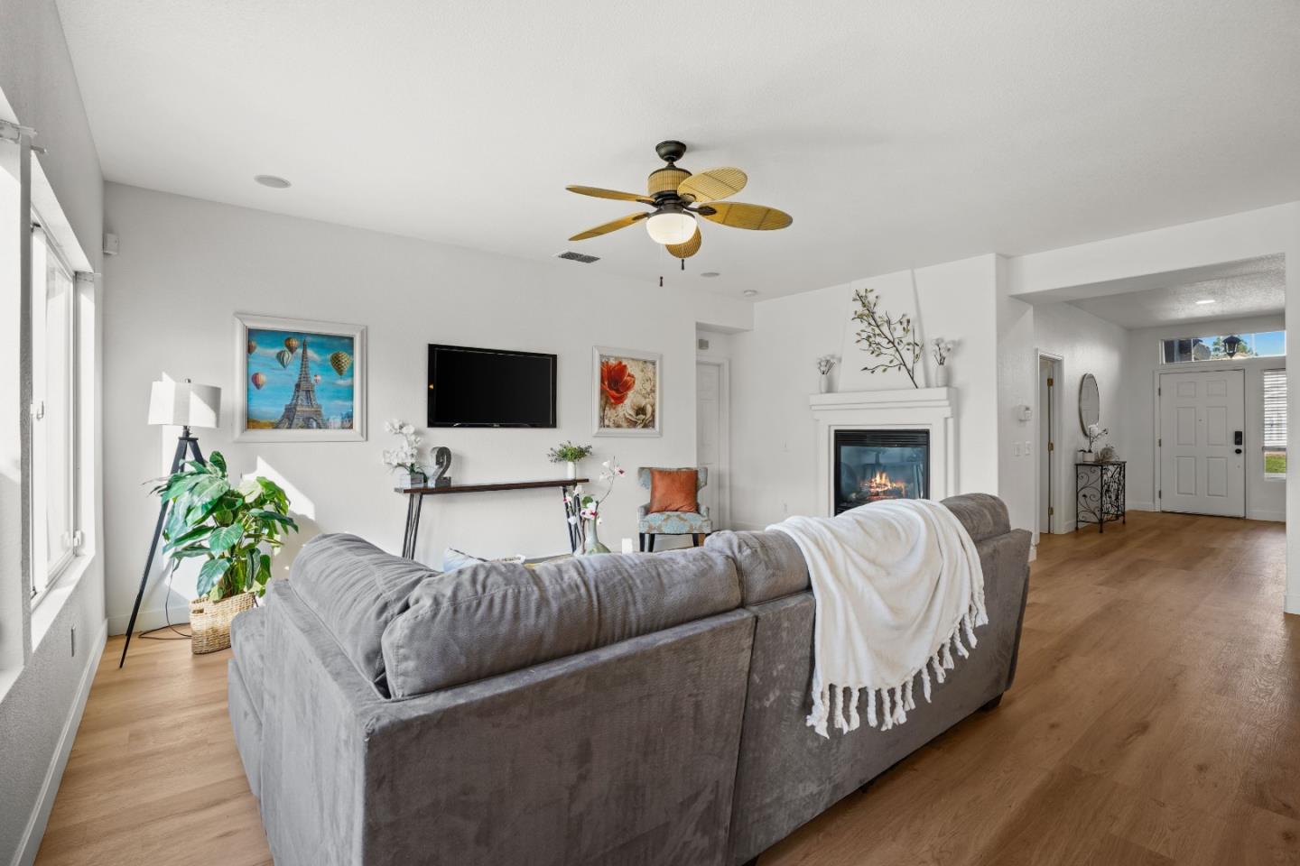 Detail Gallery Image 4 of 44 For 9942 Valderama Way, Sacramento,  CA 95829 - 3 Beds | 2 Baths