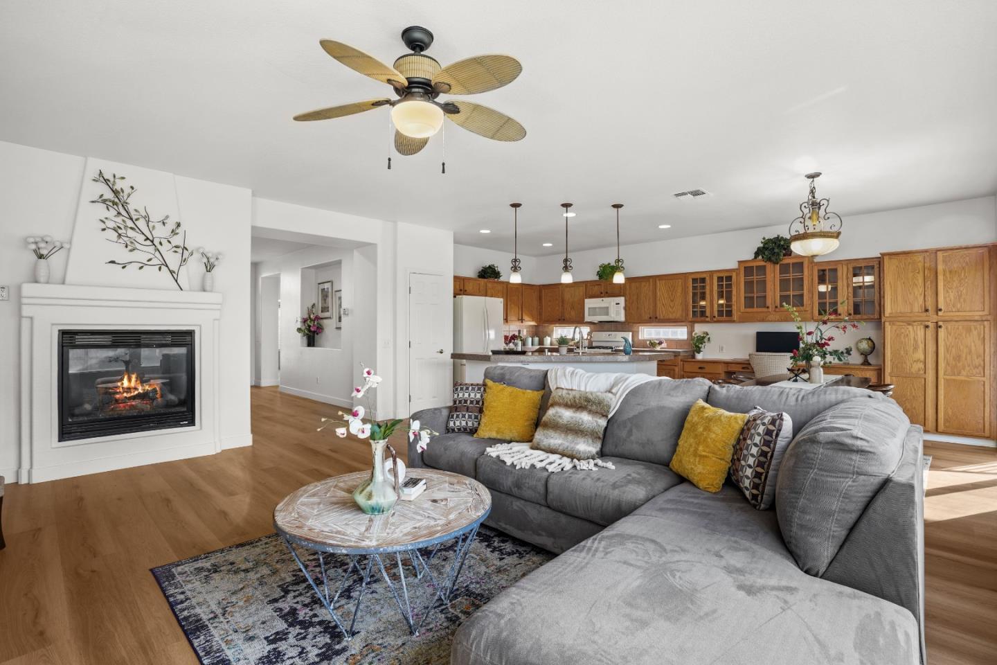 Detail Gallery Image 5 of 44 For 9942 Valderama Way, Sacramento,  CA 95829 - 3 Beds | 2 Baths