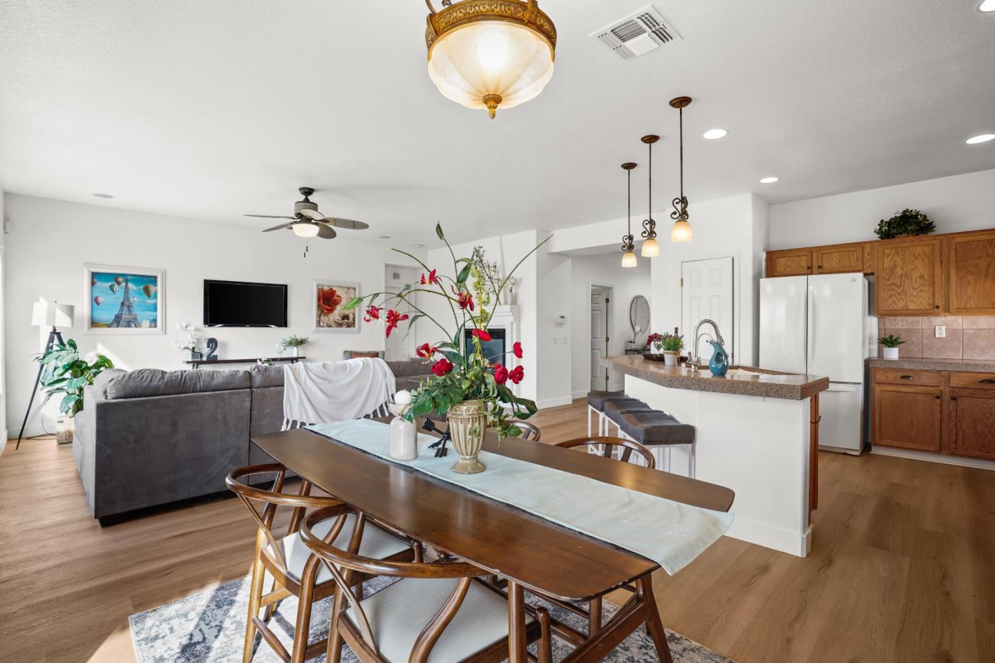 Detail Gallery Image 6 of 44 For 9942 Valderama Way, Sacramento,  CA 95829 - 3 Beds | 2 Baths