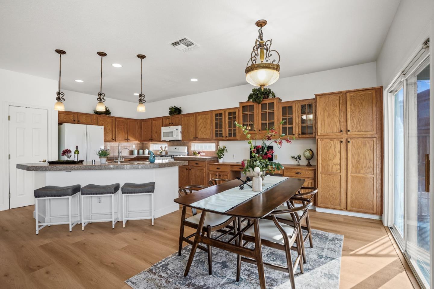 Detail Gallery Image 7 of 44 For 9942 Valderama Way, Sacramento,  CA 95829 - 3 Beds | 2 Baths