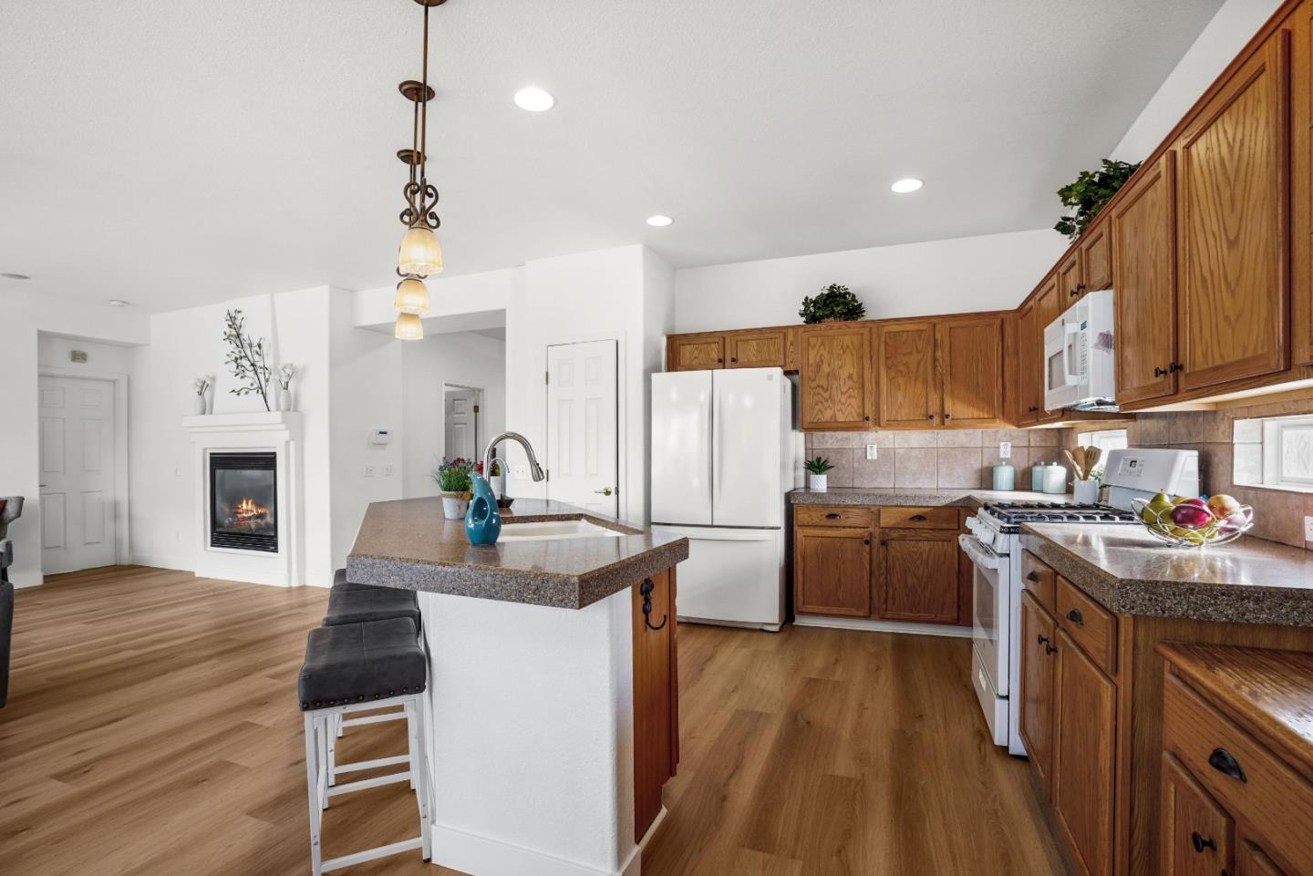 Detail Gallery Image 9 of 44 For 9942 Valderama Way, Sacramento,  CA 95829 - 3 Beds | 2 Baths