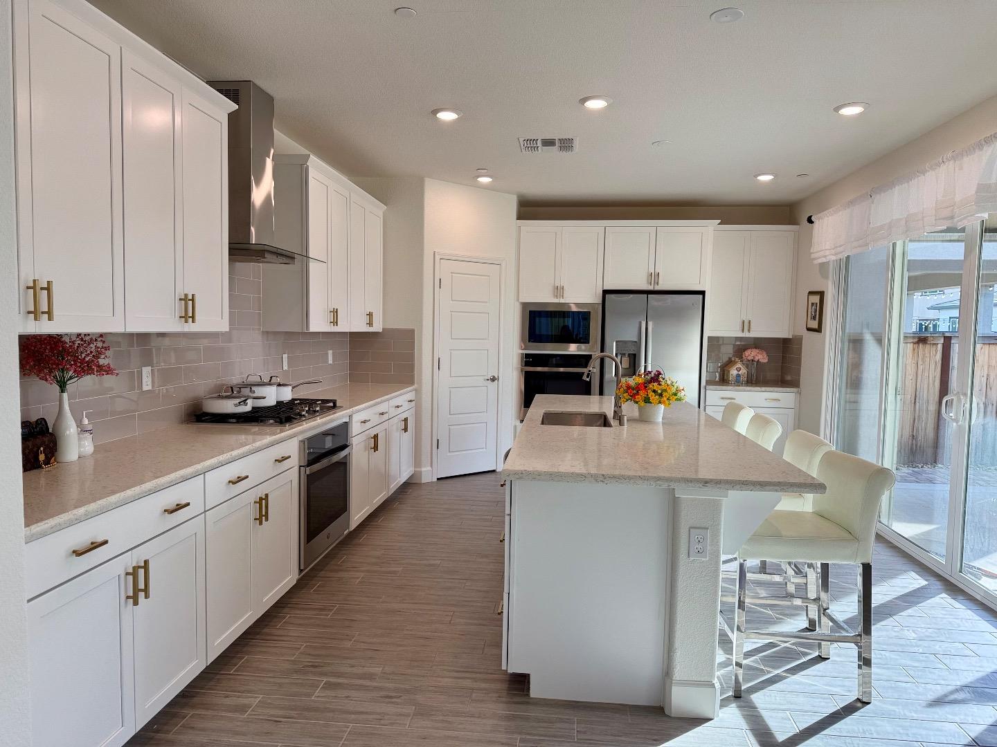 Detail Gallery Image 2 of 8 For 5955 Vantage St, Sacramento,  CA 95835 - 4 Beds | 3 Baths