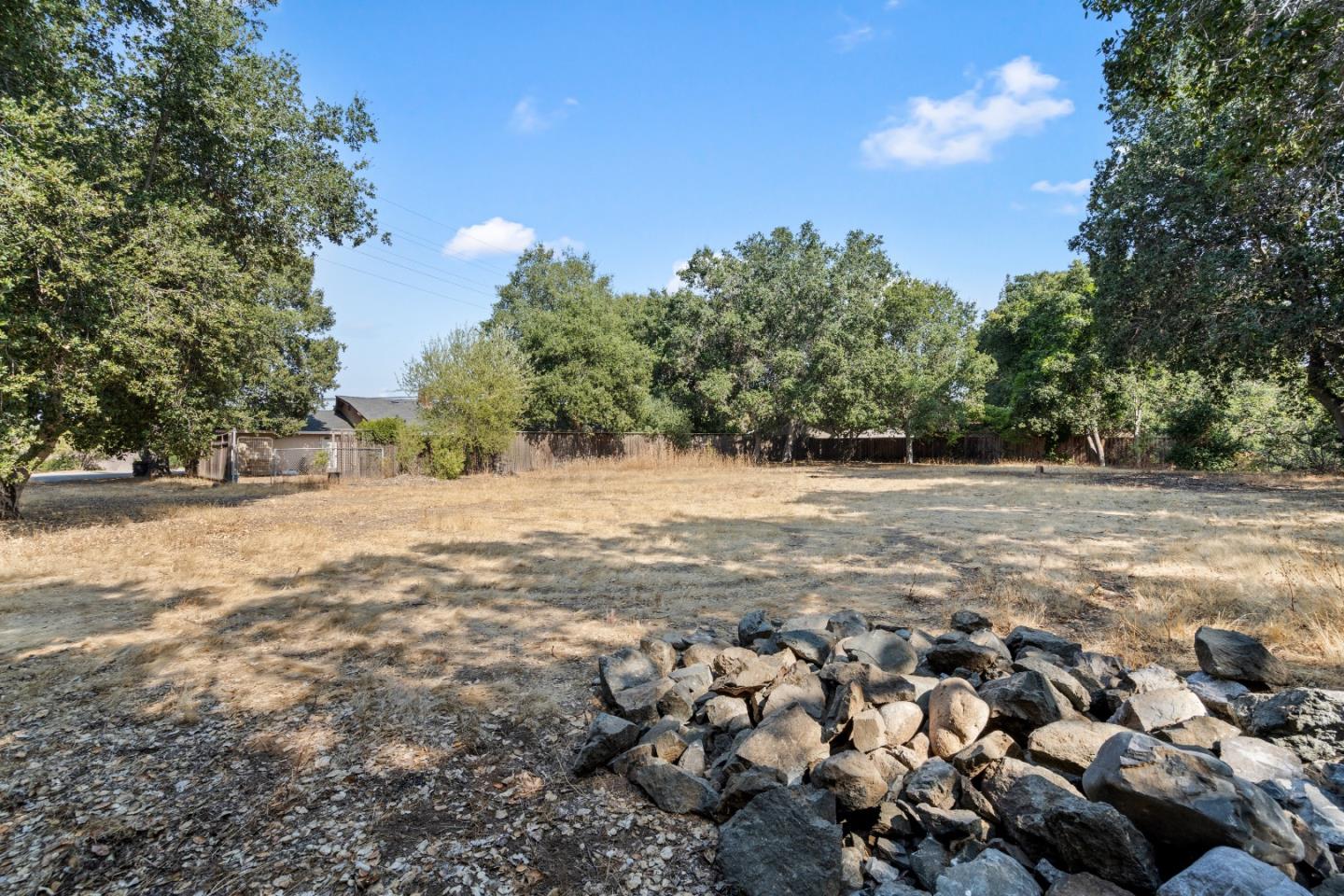 Detail Gallery Image 4 of 11 For 10621 Madera Dr, Cupertino,  CA 95014 - 3 Beds | 2 Baths