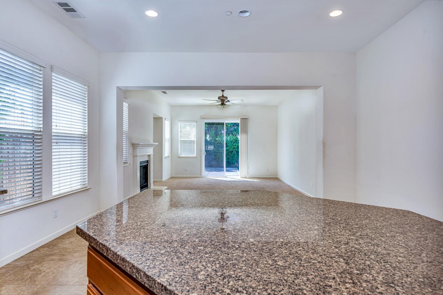 Detail Gallery Image 9 of 25 For 1149 Bellflower Way, Los Banos,  CA 93635 - 4 Beds | 2 Baths