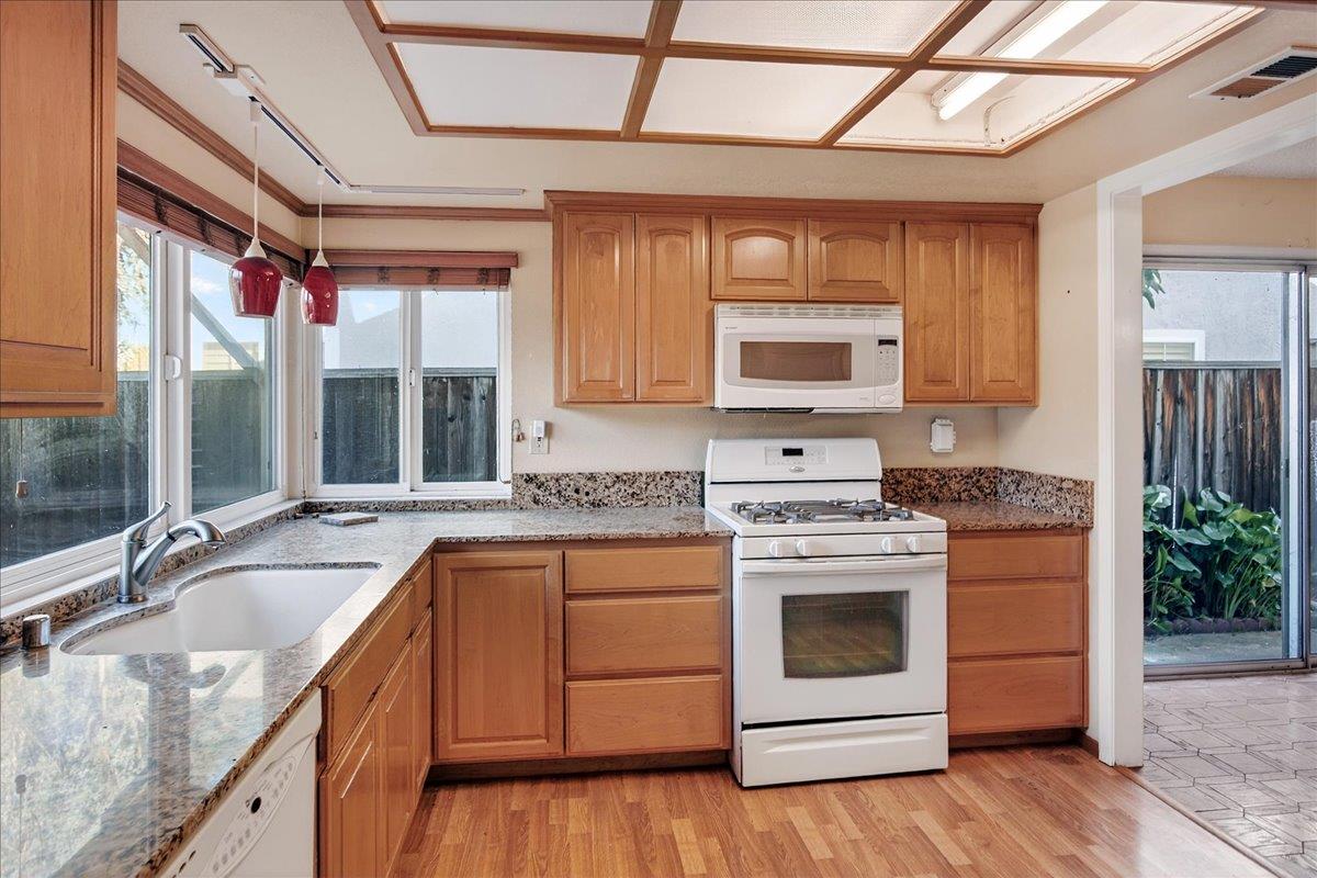 Detail Gallery Image 8 of 31 For 80 Cyclamen, San Jose,  CA 95111 - 3 Beds | 2 Baths