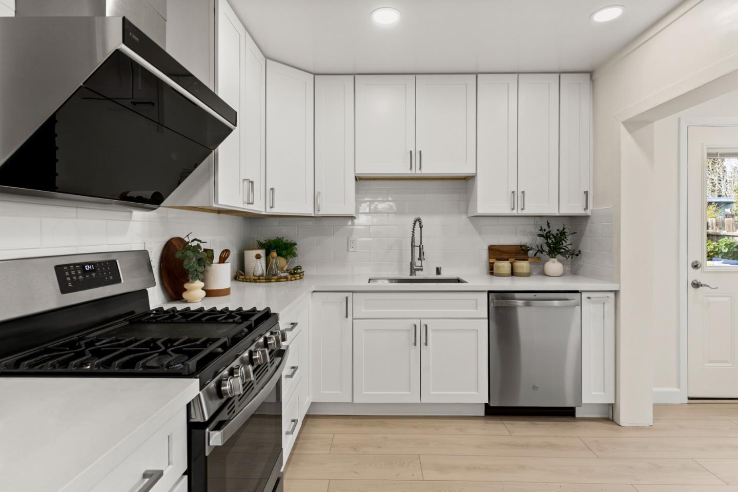 Detail Gallery Image 11 of 25 For 274 W Duane Ave, Sunnyvale,  CA 94085 - 3 Beds | 1 Baths