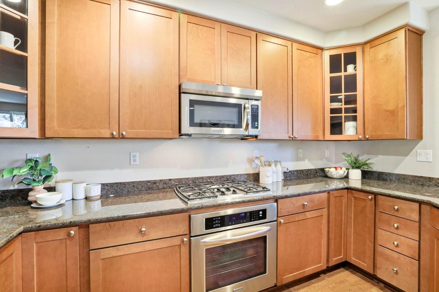 Detail Gallery Image 10 of 38 For 846 Font Ter, San Jose,  CA 95126 - 3 Beds | 3 Baths