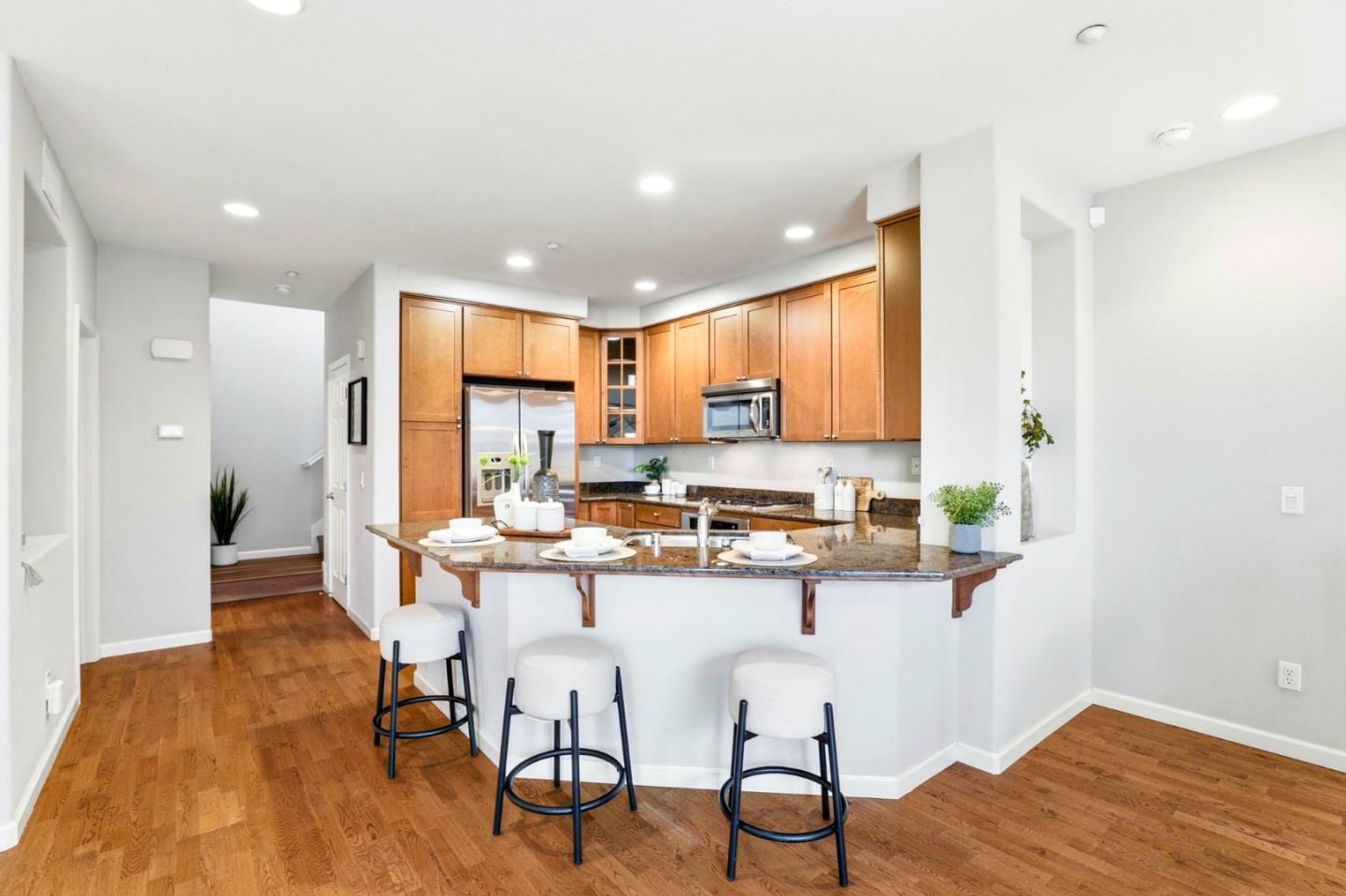 Detail Gallery Image 8 of 38 For 846 Font Ter, San Jose,  CA 95126 - 3 Beds | 3 Baths