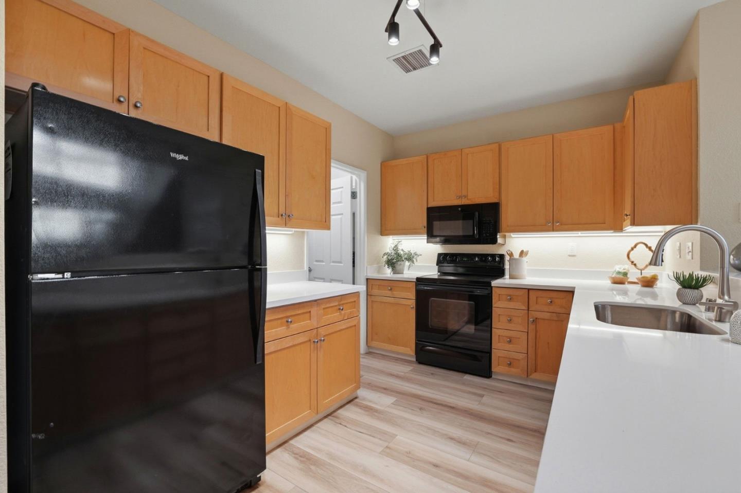 Detail Gallery Image 10 of 42 For 400 N 1st St #111,  San Jose,  CA 95112 - 1 Beds | 1/1 Baths