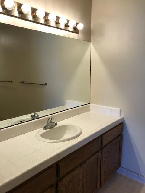 Detail Gallery Image 9 of 11 For 1056 Padre Dr #4,  Salinas,  CA 93901 - 1 Beds | 1 Baths