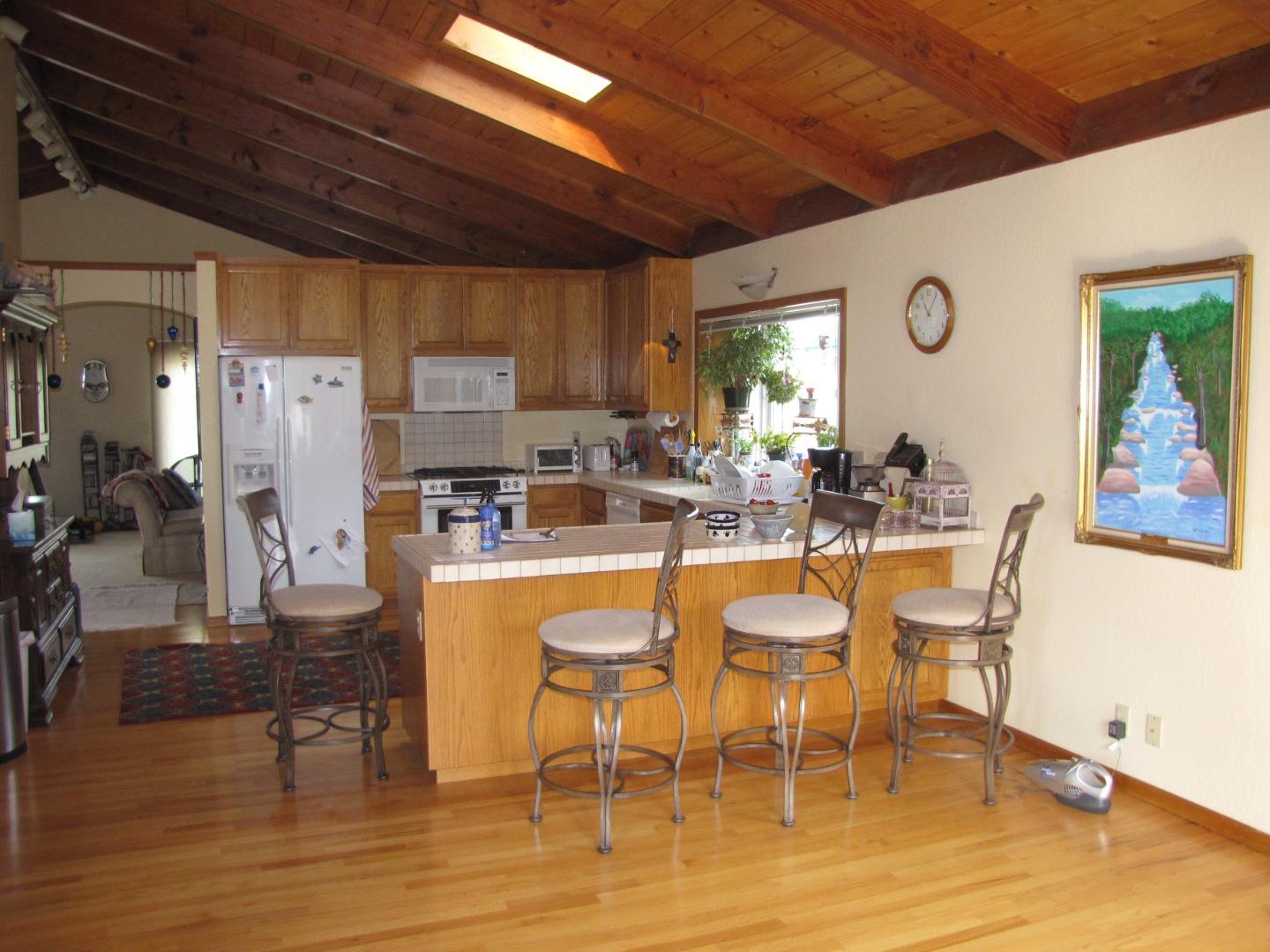 Detail Gallery Image 9 of 11 For 633 Silver Ave, Half Moon Bay,  CA 94019 - 4 Beds | 3 Baths