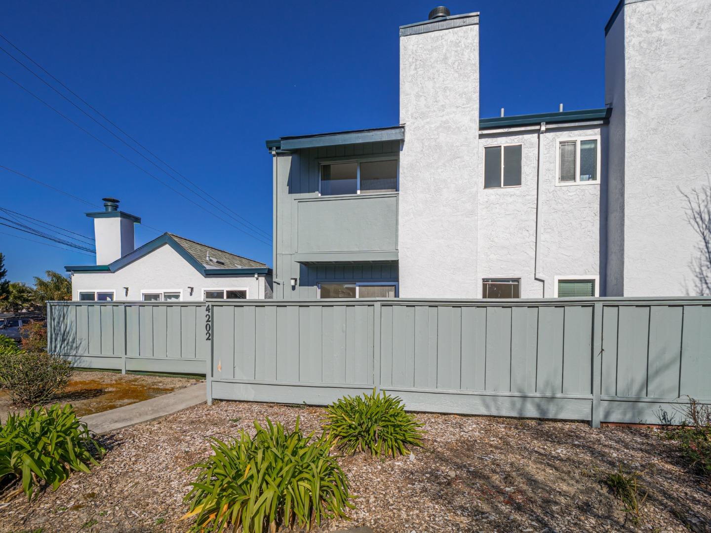 Detail Gallery Image 11 of 39 For 4202 Sea Pines Ct, Capitola,  CA 95010 - 3 Beds | 2/1 Baths