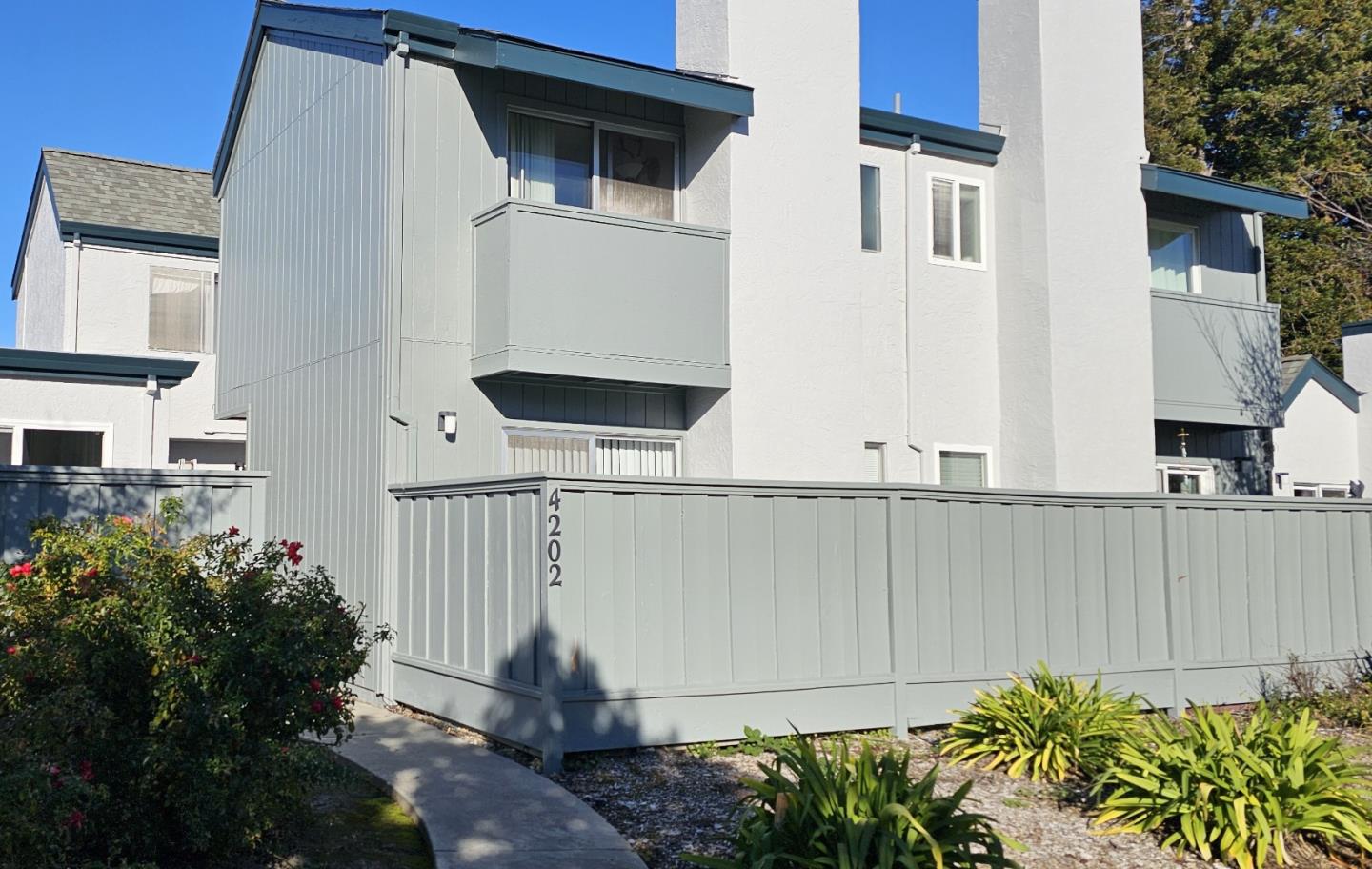 Detail Gallery Image 12 of 39 For 4202 Sea Pines Ct, Capitola,  CA 95010 - 3 Beds | 2/1 Baths