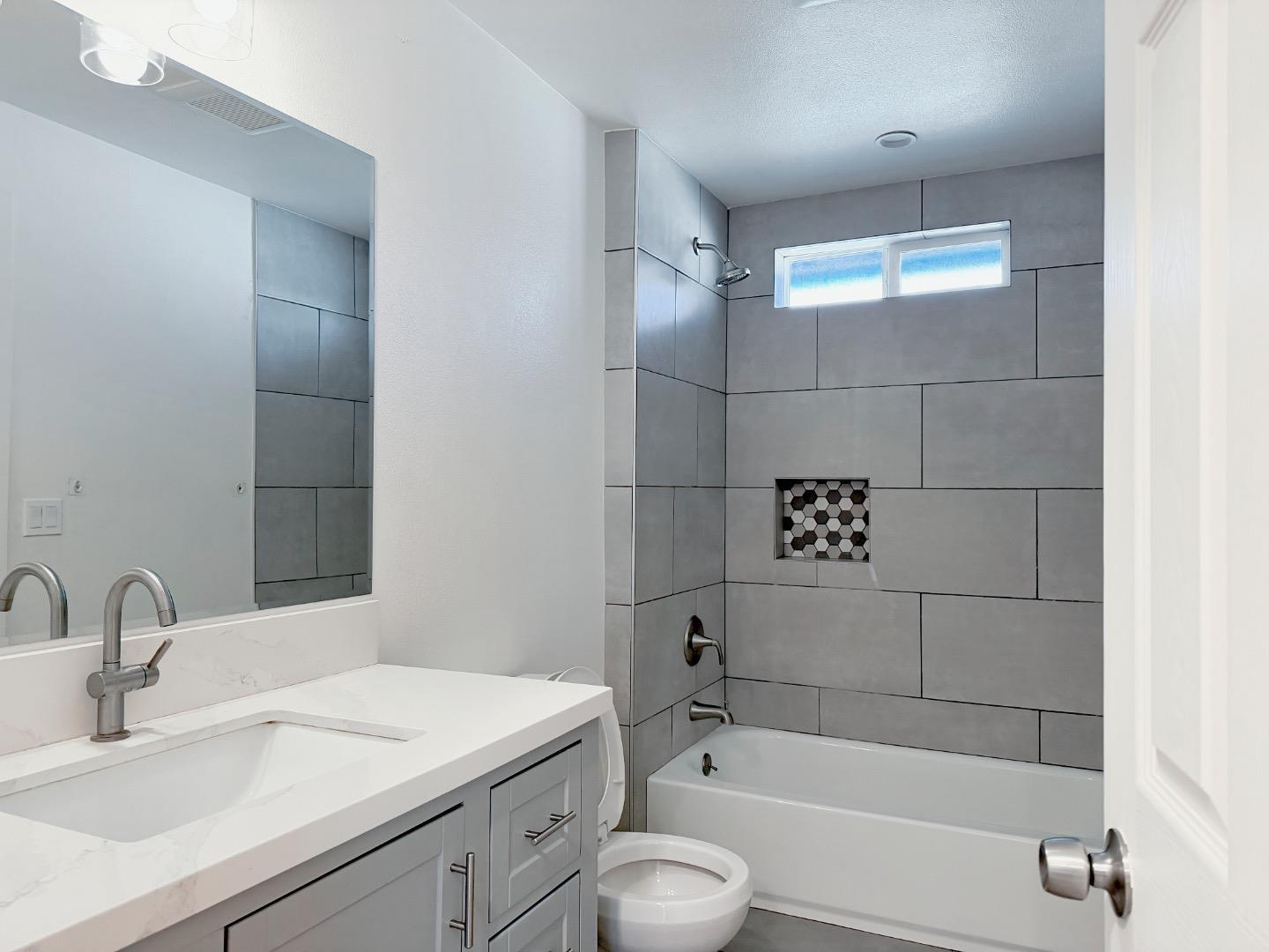 Detail Gallery Image 3 of 11 For 7051 Eigleberry St, Gilroy,  CA 95020 - 3 Beds | 2 Baths