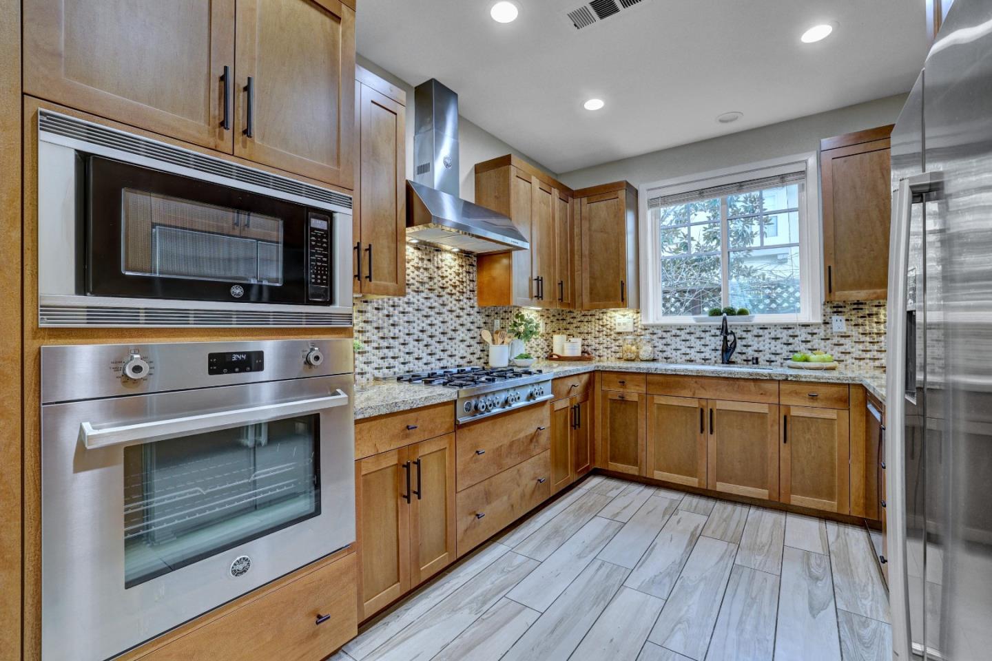 Detail Gallery Image 13 of 57 For 136 Avellino Way, Mountain View,  CA 94043 - 4 Beds | 3/1 Baths