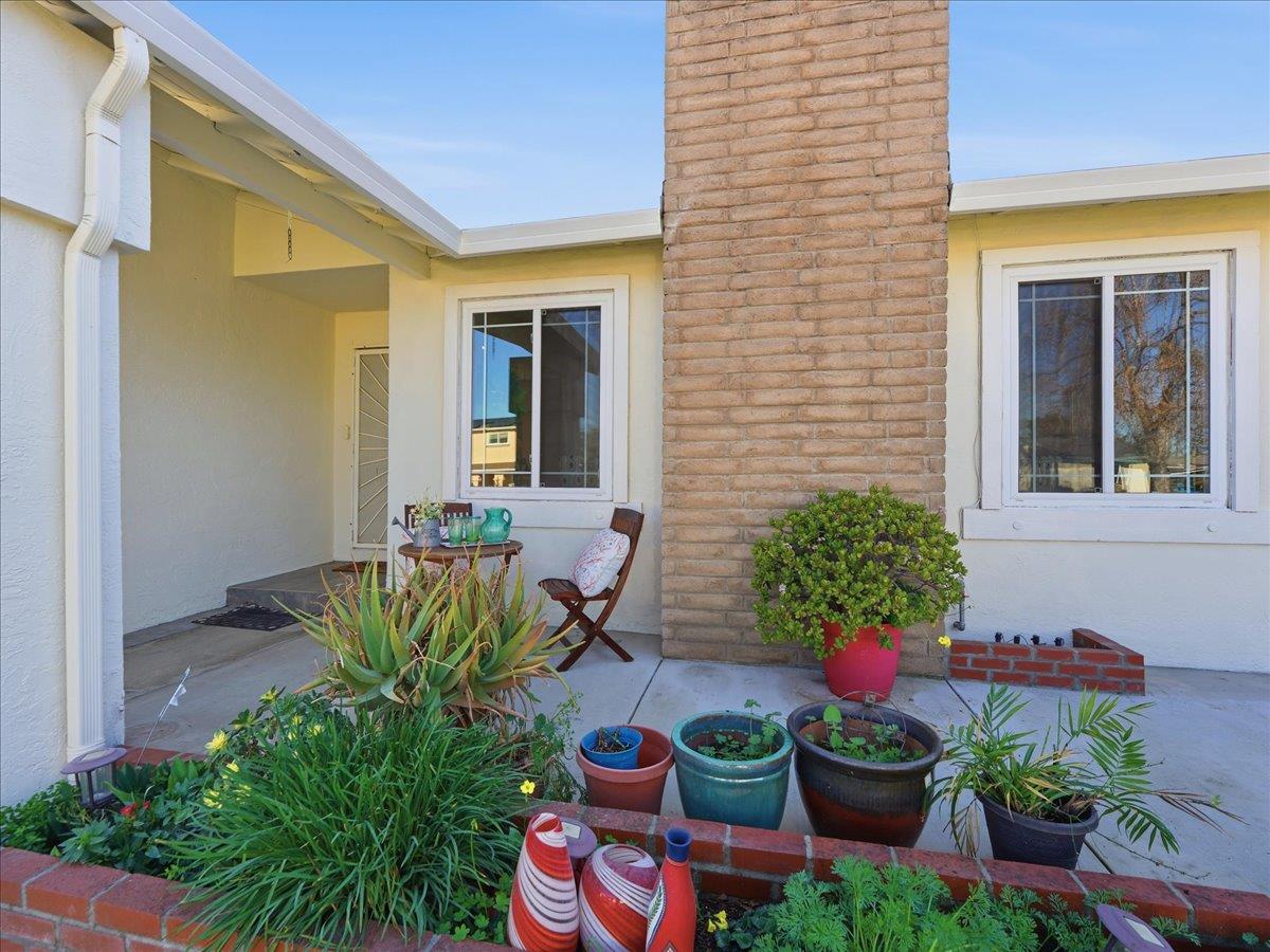 Detail Gallery Image 4 of 37 For 34803 Hollyhock St, Union City,  CA 94587 - 4 Beds | 2 Baths