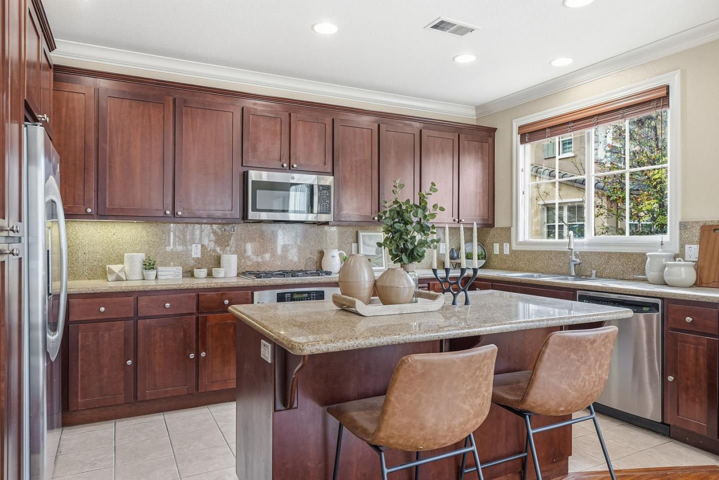 Detail Gallery Image 5 of 47 For 1069 Konstanz Ter, Sunnyvale,  CA 94089 - 4 Beds | 3/1 Baths