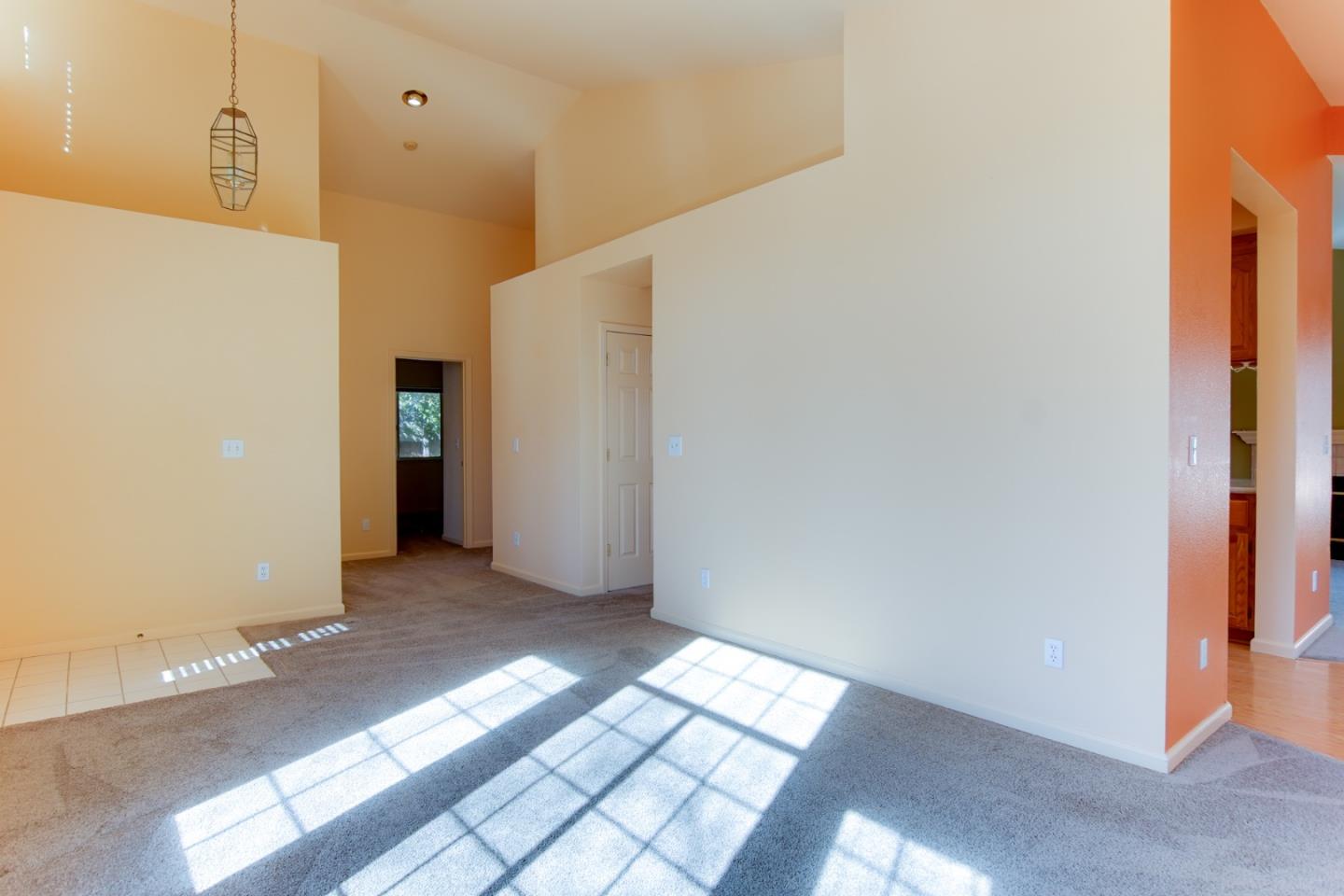Detail Gallery Image 13 of 57 For 530 Chardonnay Way, Hollister,  CA 95023 - 3 Beds | 2 Baths