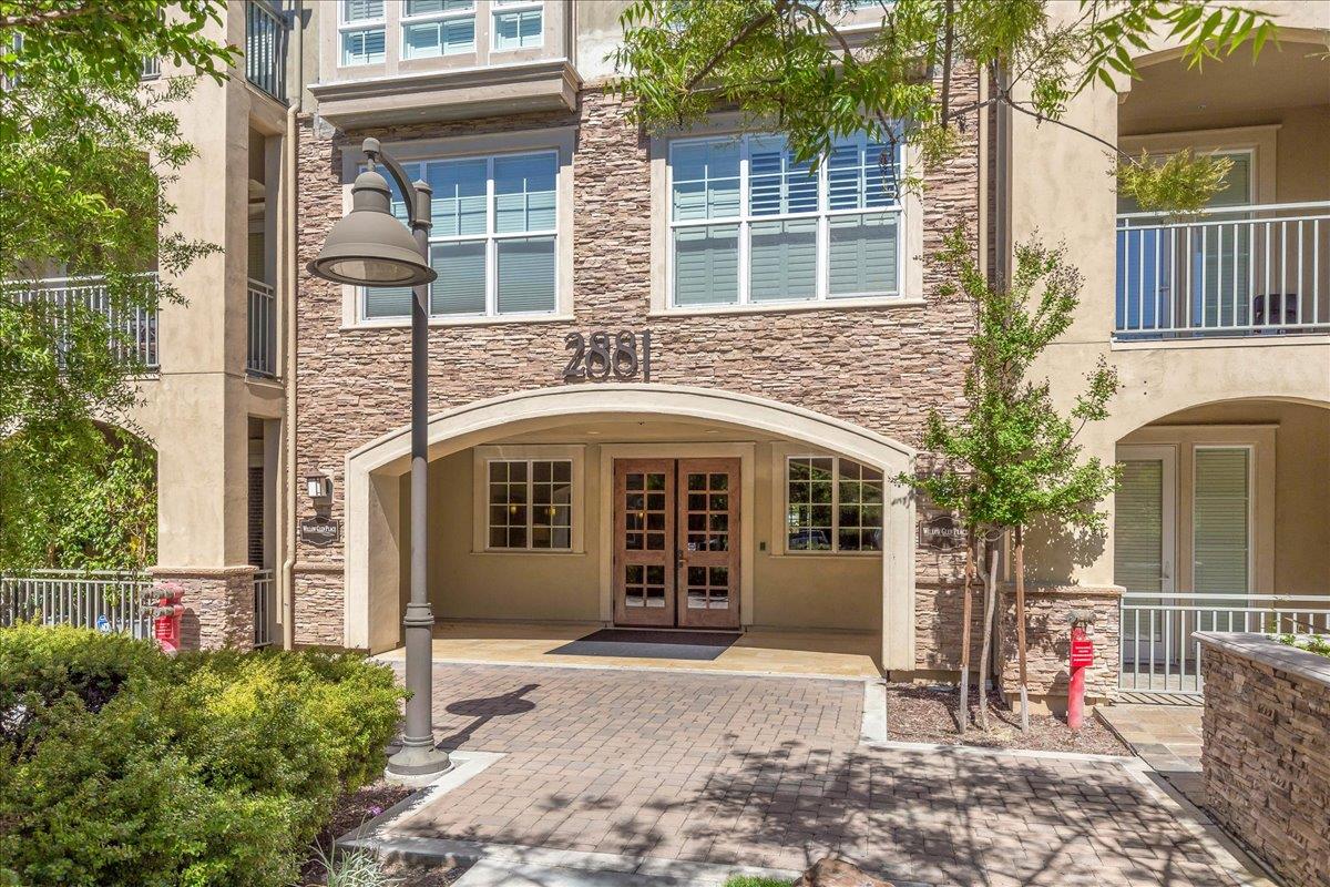 Detail Gallery Image 2 of 37 For 2881 Meridian Ave #104,  San Jose,  CA 95124 - 2 Beds | 2 Baths