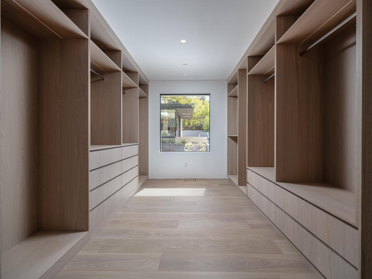 Detail Gallery Image 22 of 62 For 100 New Place Rd, Hillsborough,  CA 94010 - 9 Beds | 9/1 Baths