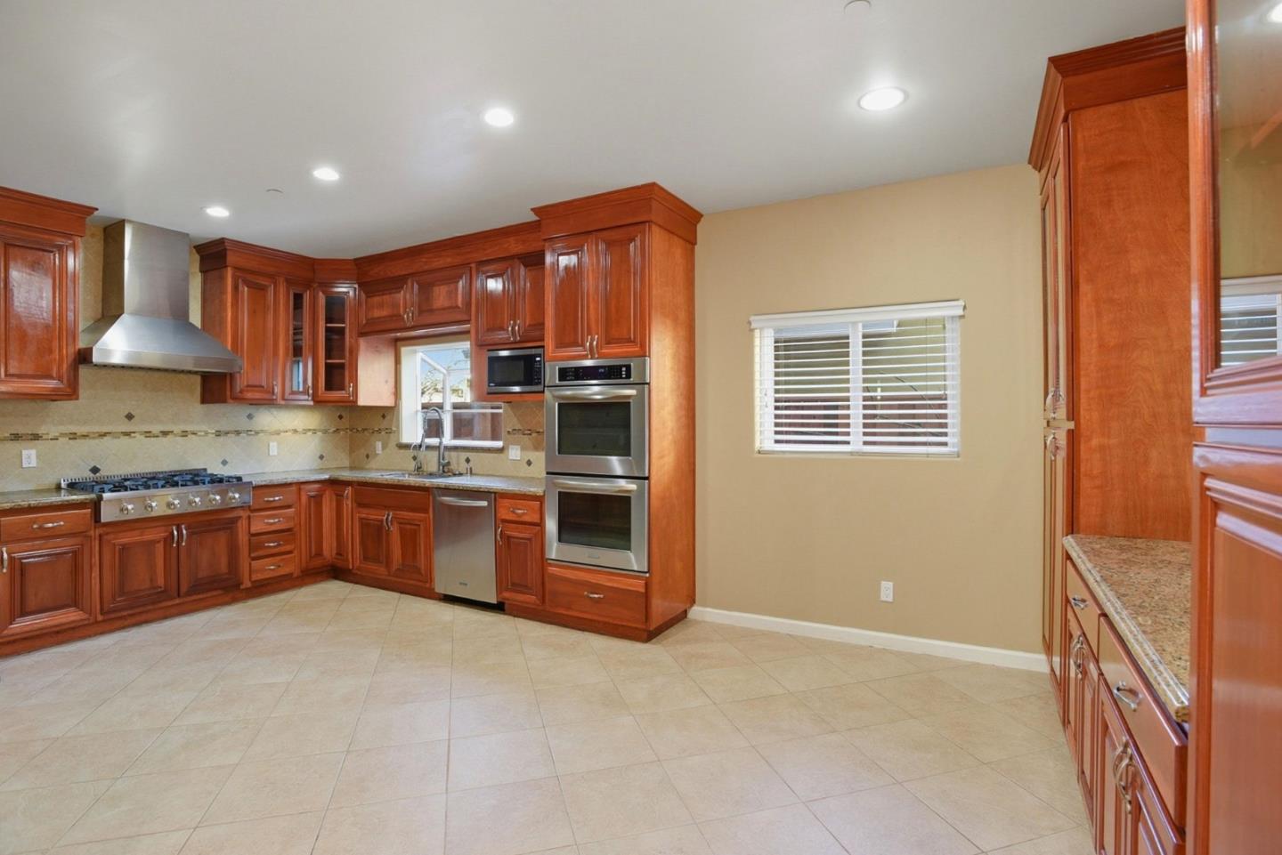 Detail Gallery Image 14 of 54 For 659 Upton St, Redwood City,  CA 94061 - 4 Beds | 4/1 Baths