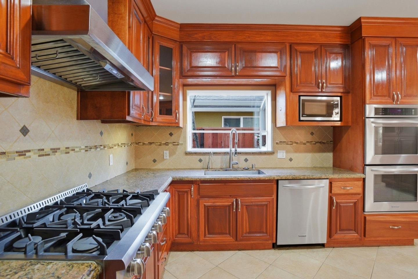 Detail Gallery Image 18 of 54 For 659 Upton St, Redwood City,  CA 94061 - 4 Beds | 4/1 Baths