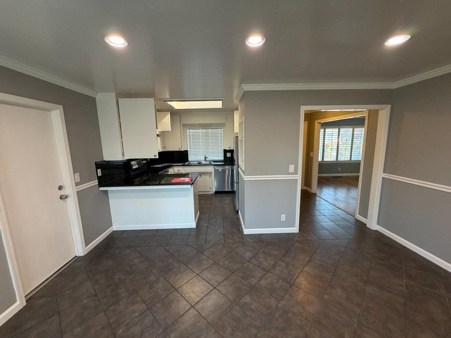Detail Gallery Image 12 of 20 For 744 Atherton Cir, Salinas,  CA 93906 - 3 Beds | 2 Baths