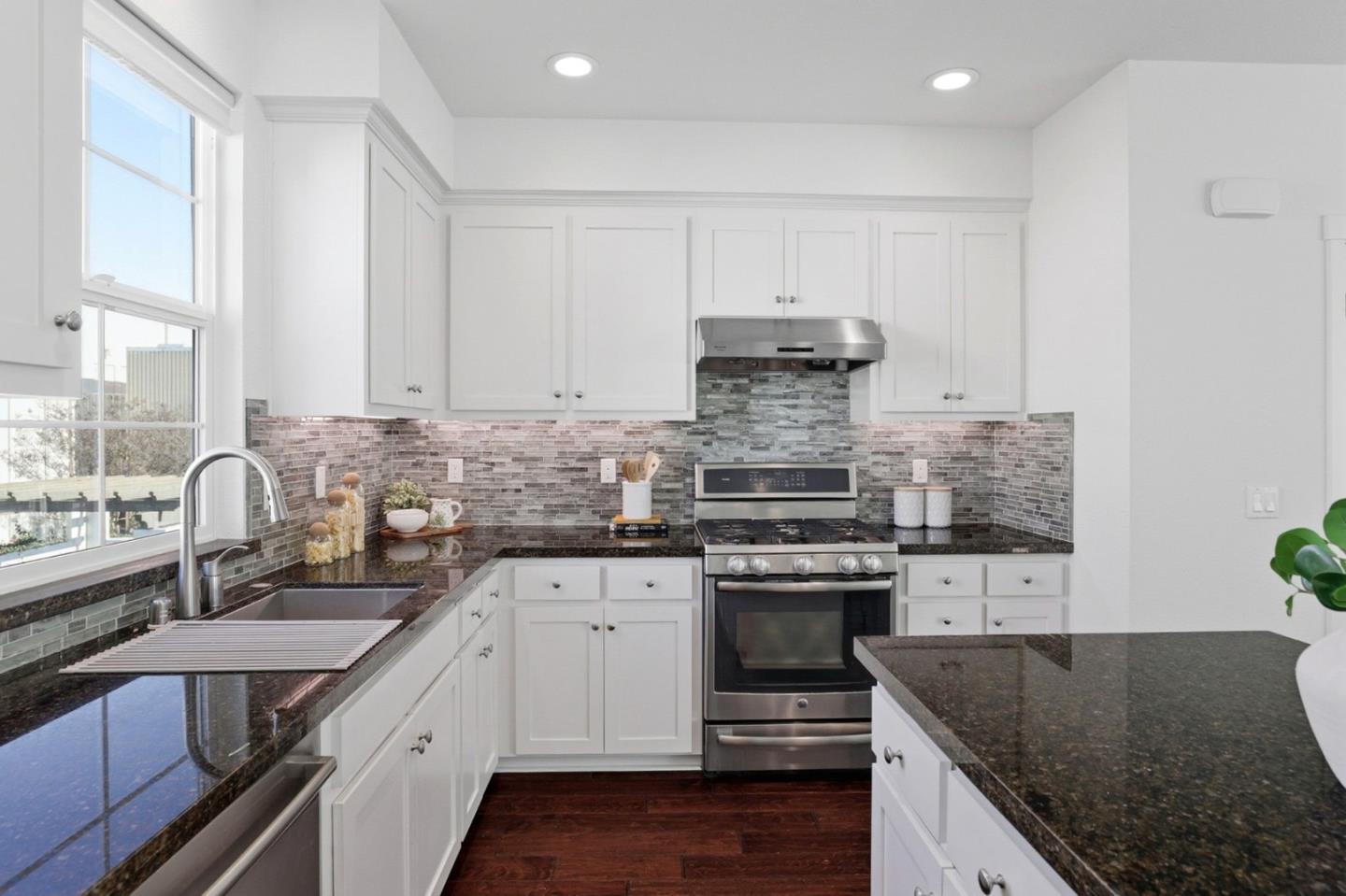 Detail Gallery Image 8 of 29 For 238 Carroll St #109,  Sunnyvale,  CA 94086 - 3 Beds | 2/1 Baths