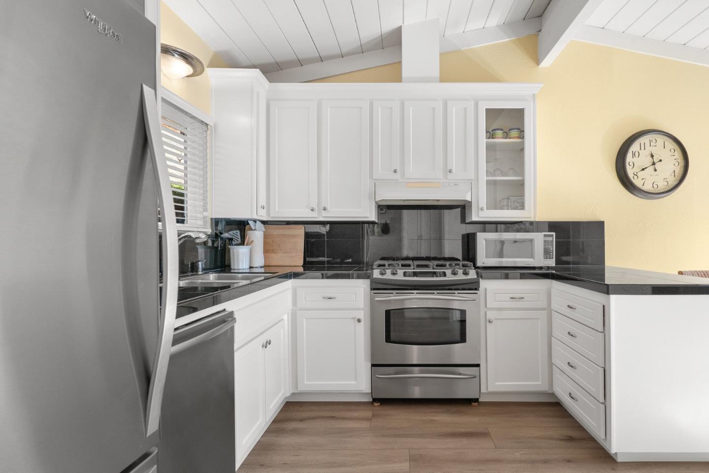 Detail Gallery Image 11 of 44 For 522 Spruce St, Aptos,  CA 95003 - 2 Beds | 2 Baths