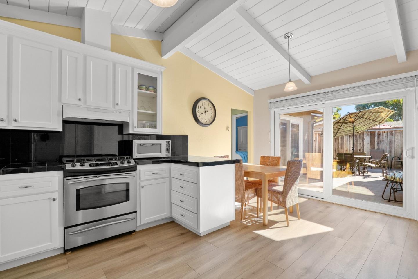 Detail Gallery Image 12 of 44 For 522 Spruce St, Aptos,  CA 95003 - 2 Beds | 2 Baths