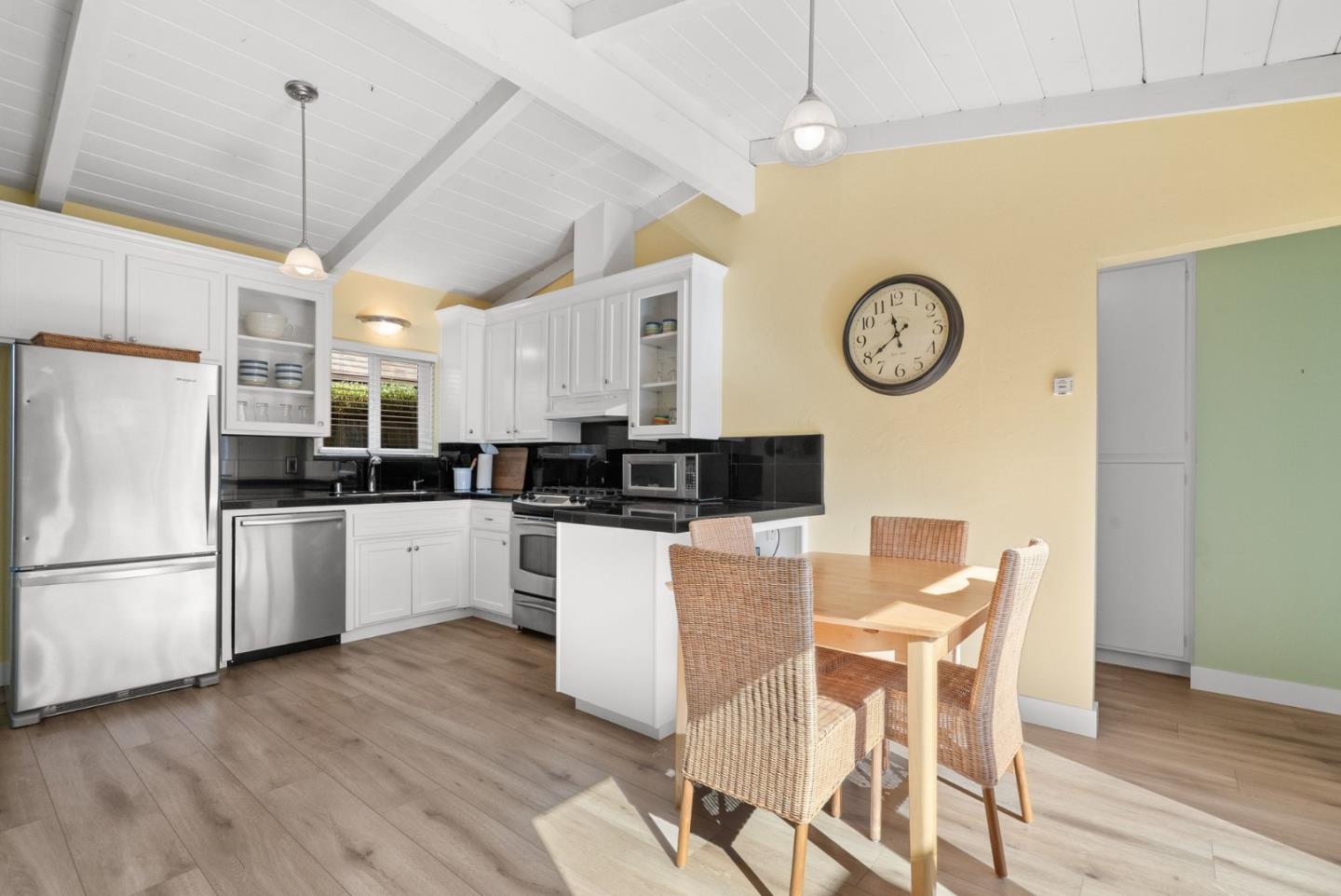 Detail Gallery Image 7 of 44 For 522 Spruce St, Aptos,  CA 95003 - 2 Beds | 2 Baths