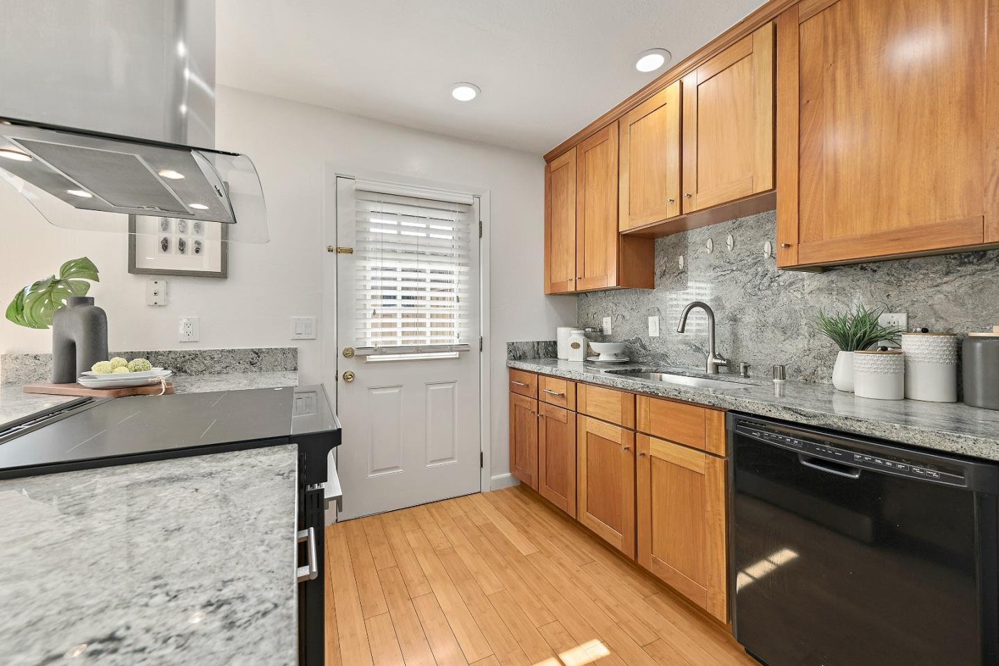 Detail Gallery Image 11 of 21 For 125 Connemara Way #104,  Sunnyvale,  CA 94087 - 2 Beds | 1/1 Baths