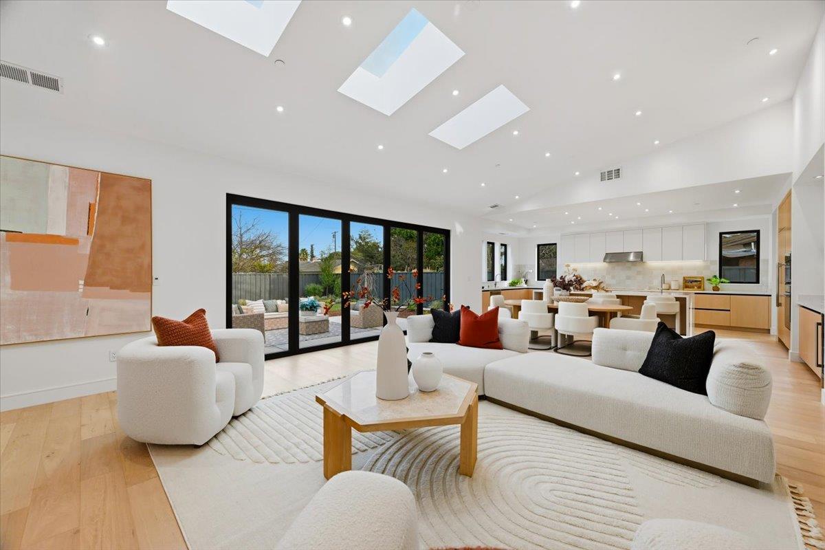 Detail Gallery Image 14 of 73 For 1340 Norman Dr, Sunnyvale,  CA 94087 - 5 Beds | 4/1 Baths