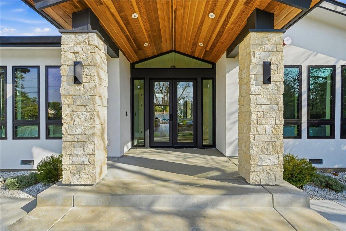 Detail Gallery Image 5 of 73 For 1340 Norman Dr, Sunnyvale,  CA 94087 - 5 Beds | 4/1 Baths