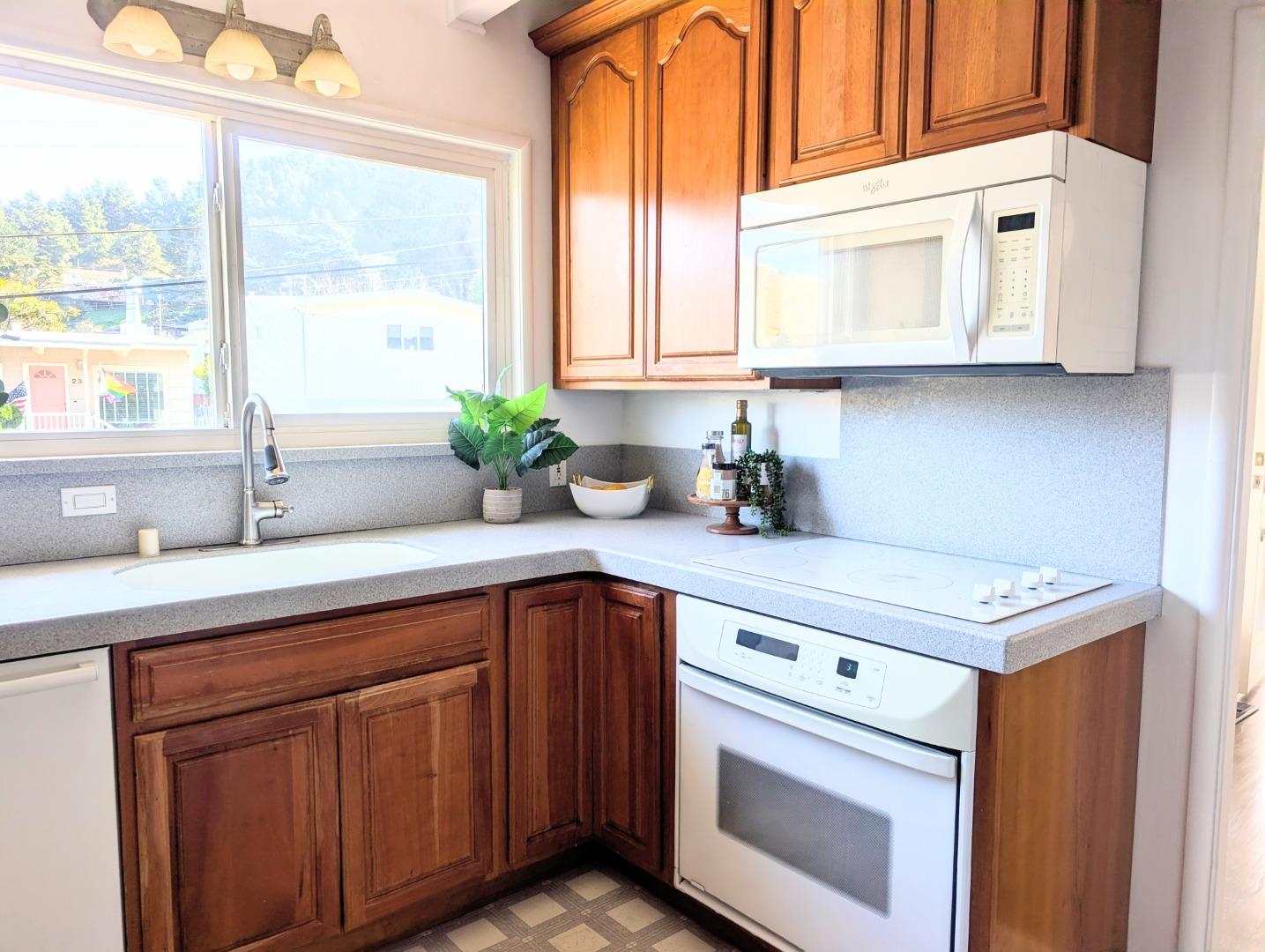 Detail Gallery Image 7 of 29 For 240 Lauren Ave, Pacifica,  CA 94044 - 3 Beds | 2 Baths