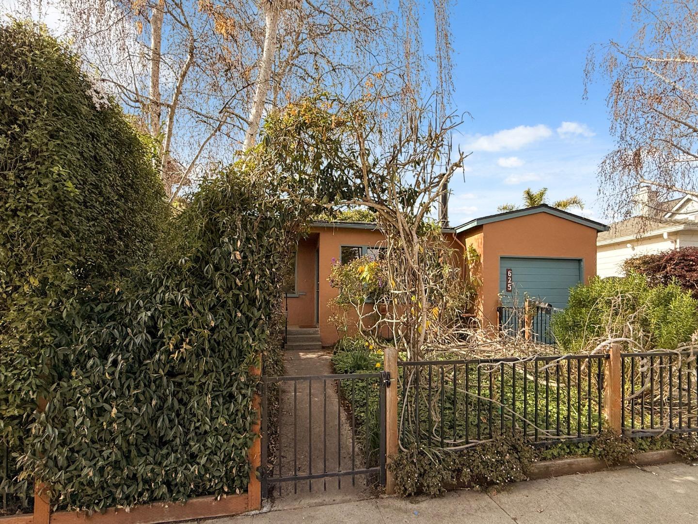 Detail Gallery Image 2 of 55 For 625 Gilroy Dr, Capitola,  CA 95010 - 2 Beds | 1 Baths