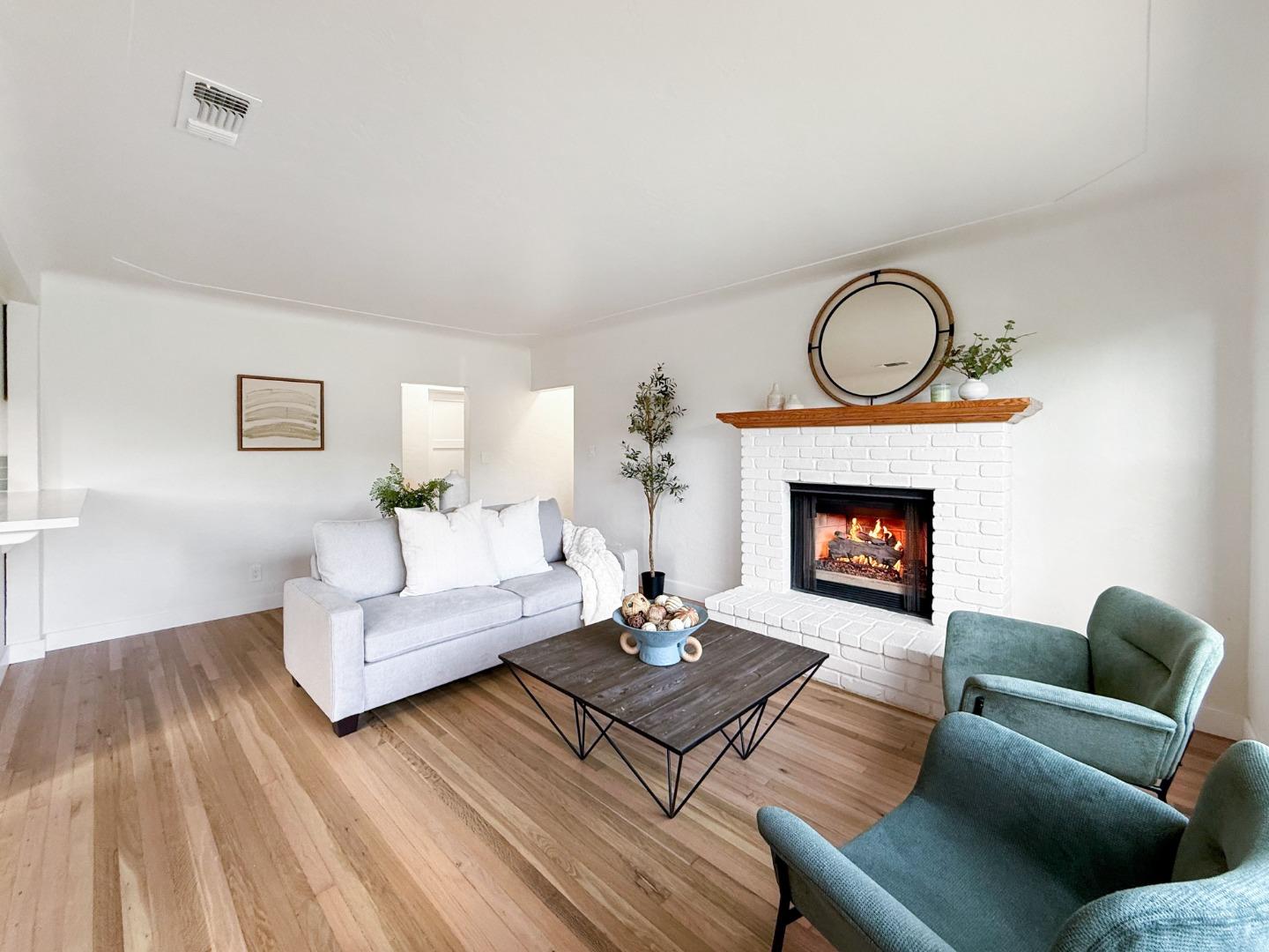 Detail Gallery Image 4 of 55 For 625 Gilroy Dr, Capitola,  CA 95010 - 2 Beds | 1 Baths