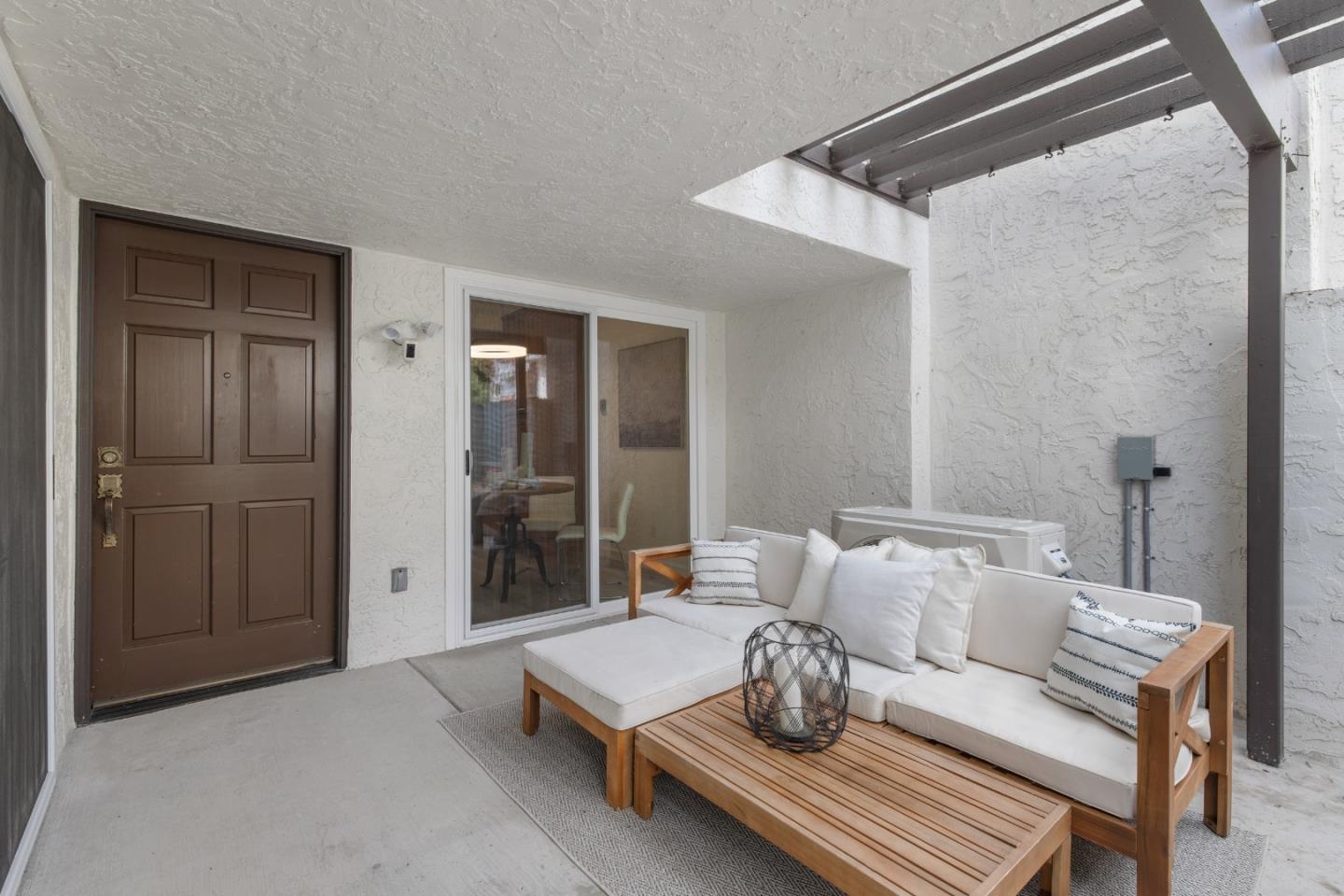 Detail Gallery Image 3 of 11 For 19861 Portal Plz, Cupertino,  CA 95014 - 2 Beds | 2/1 Baths