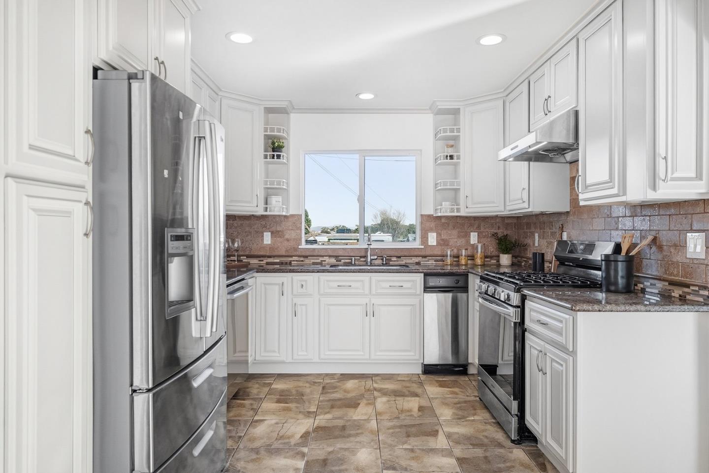 Detail Gallery Image 13 of 30 For 408 Cypress Ave, Millbrae,  CA 94030 - 3 Beds | 1/1 Baths