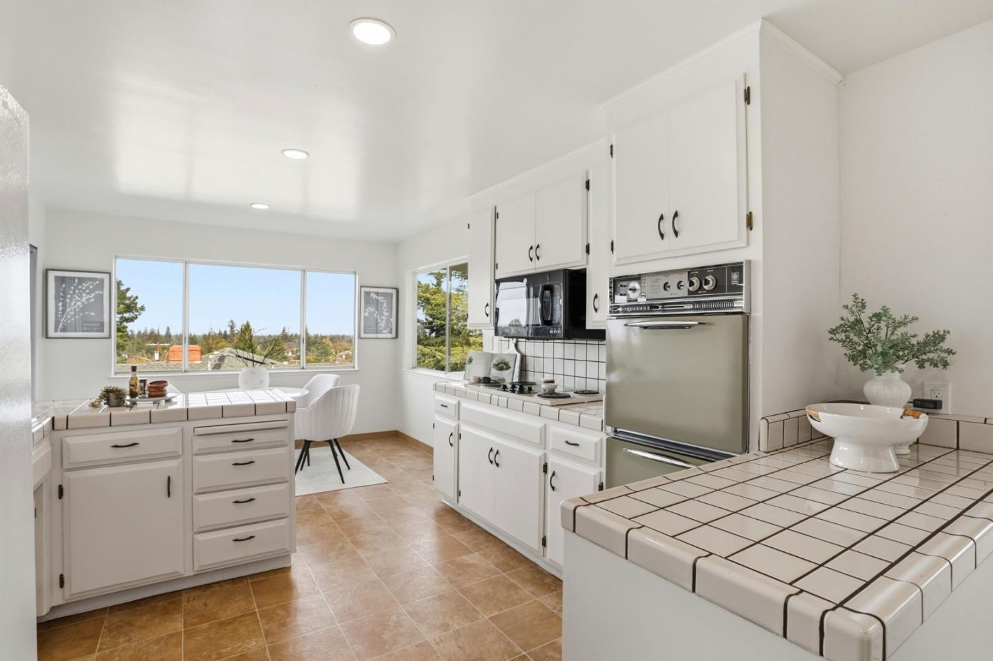 Detail Gallery Image 16 of 48 For 945 Andover Way, Los Altos,  CA 94024 - 5 Beds | 3 Baths