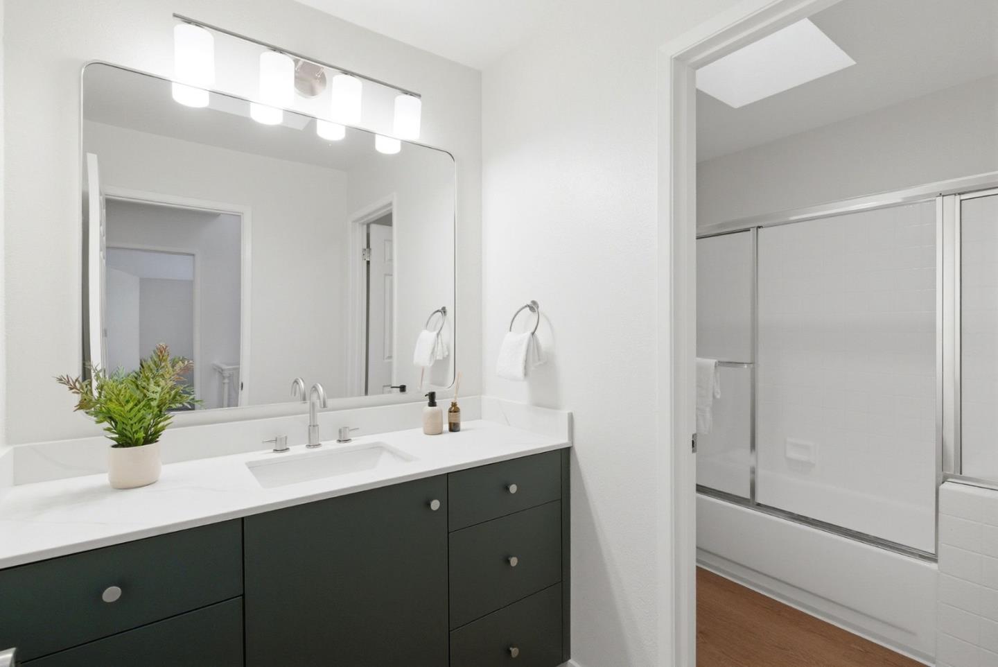 Detail Gallery Image 25 of 46 For 248 Walker Dr #17,  Mountain View,  CA 94043 - 2 Beds | 2/1 Baths