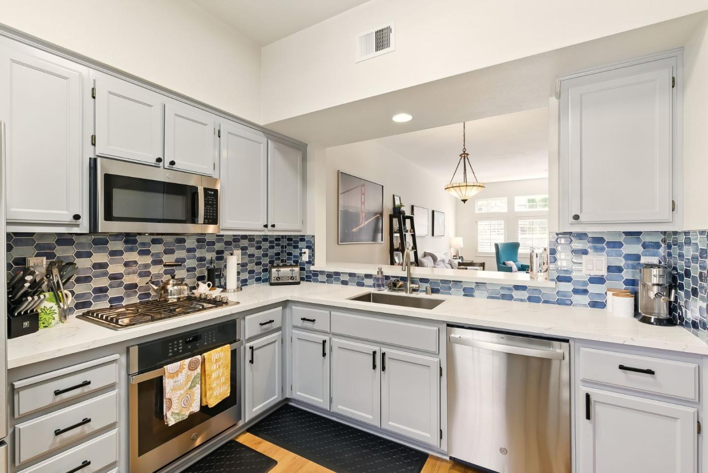 Detail Gallery Image 2 of 31 For 633 Swallowtail Ct, Brisbane,  CA 94005 - 3 Beds | 2 Baths