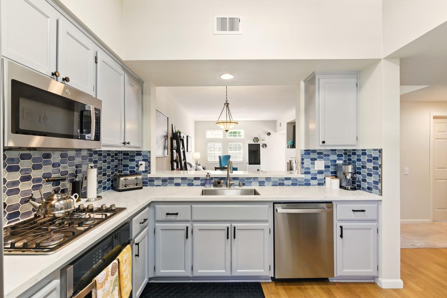 Detail Gallery Image 4 of 31 For 633 Swallowtail Ct, Brisbane,  CA 94005 - 3 Beds | 2 Baths