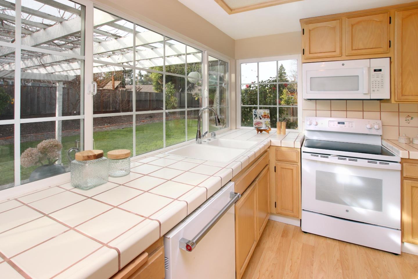 Detail Gallery Image 6 of 35 For 875 Tartarian Way, Sunnyvale,  CA 94087 - 6 Beds | 3 Baths