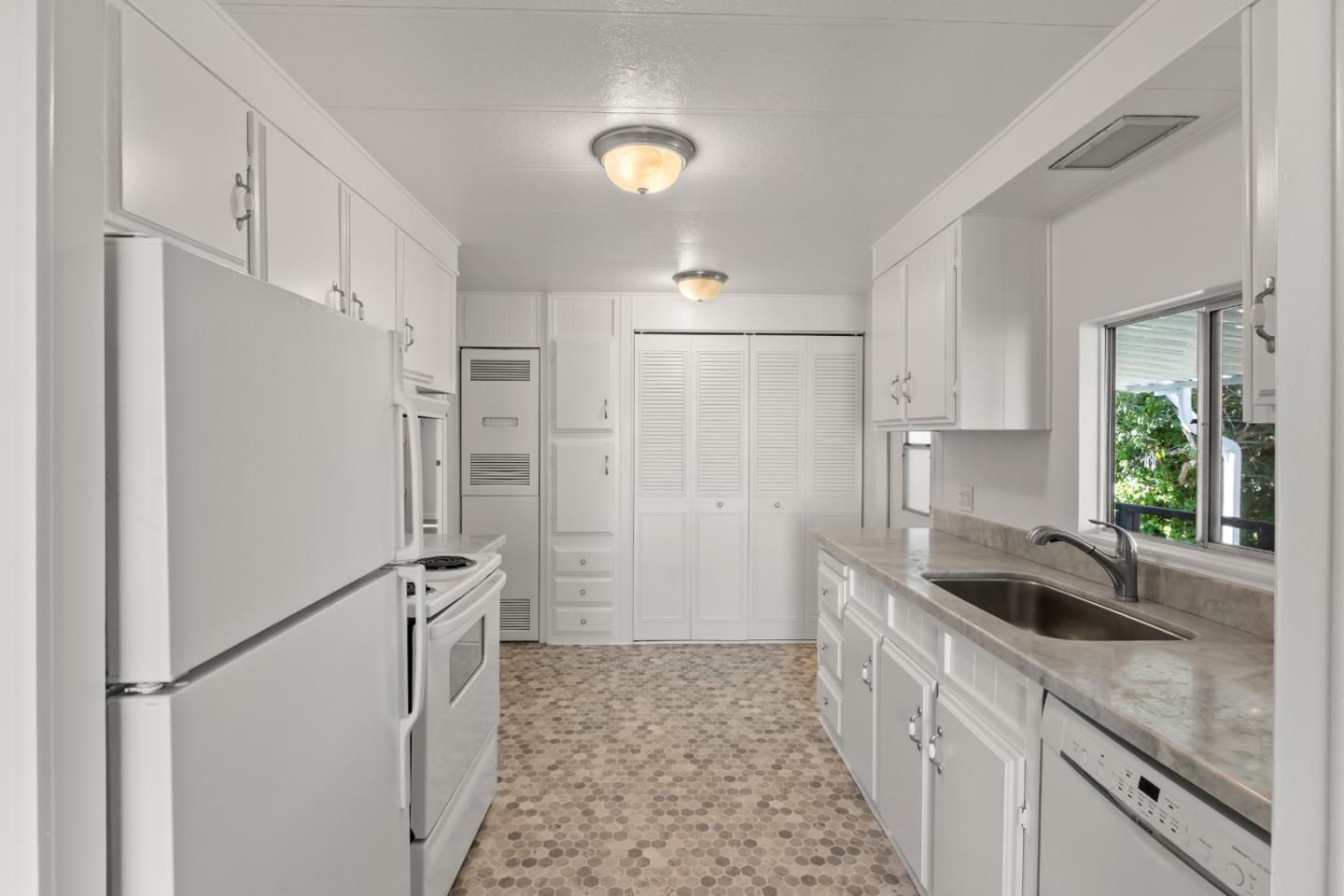 Detail Gallery Image 11 of 32 For 19 Dolphin Court #19,  Half Moon Bay,  CA 94019 - 2 Beds | 2 Baths